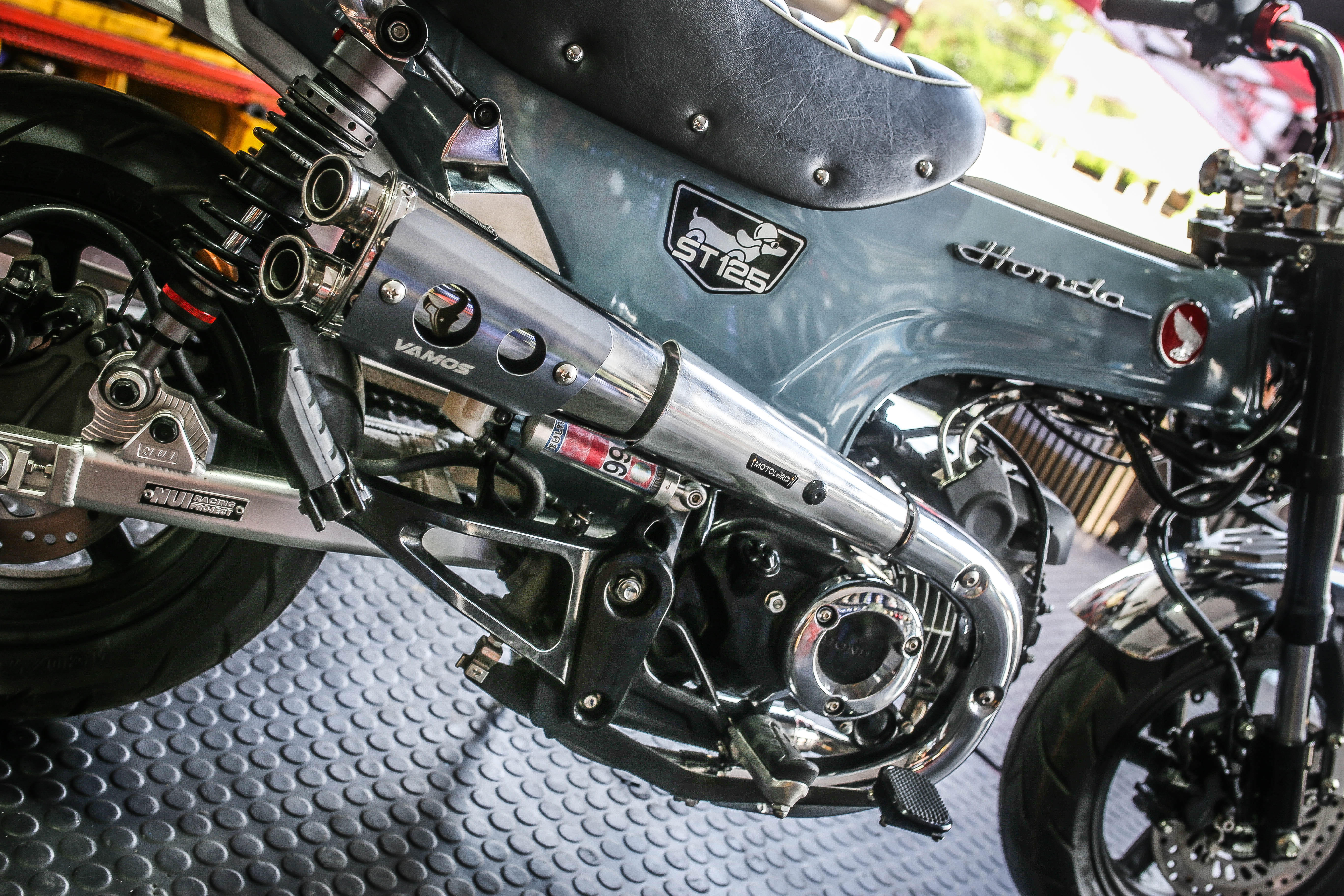 ท่อ DAX125 MotolordD x Vamos ตรงรุ่น เสียง นุ่ม ไพเราะ วัสดุน้ำหนักเบา ให้อัตตราเร่งที่ดี มาพร้อมอุปกรณ์ติดตั้งครบ ท่อมี มอก. ใช้งานได้สบายใจ ท่อ DAX125 VAMOS ราคา 8900 บาท