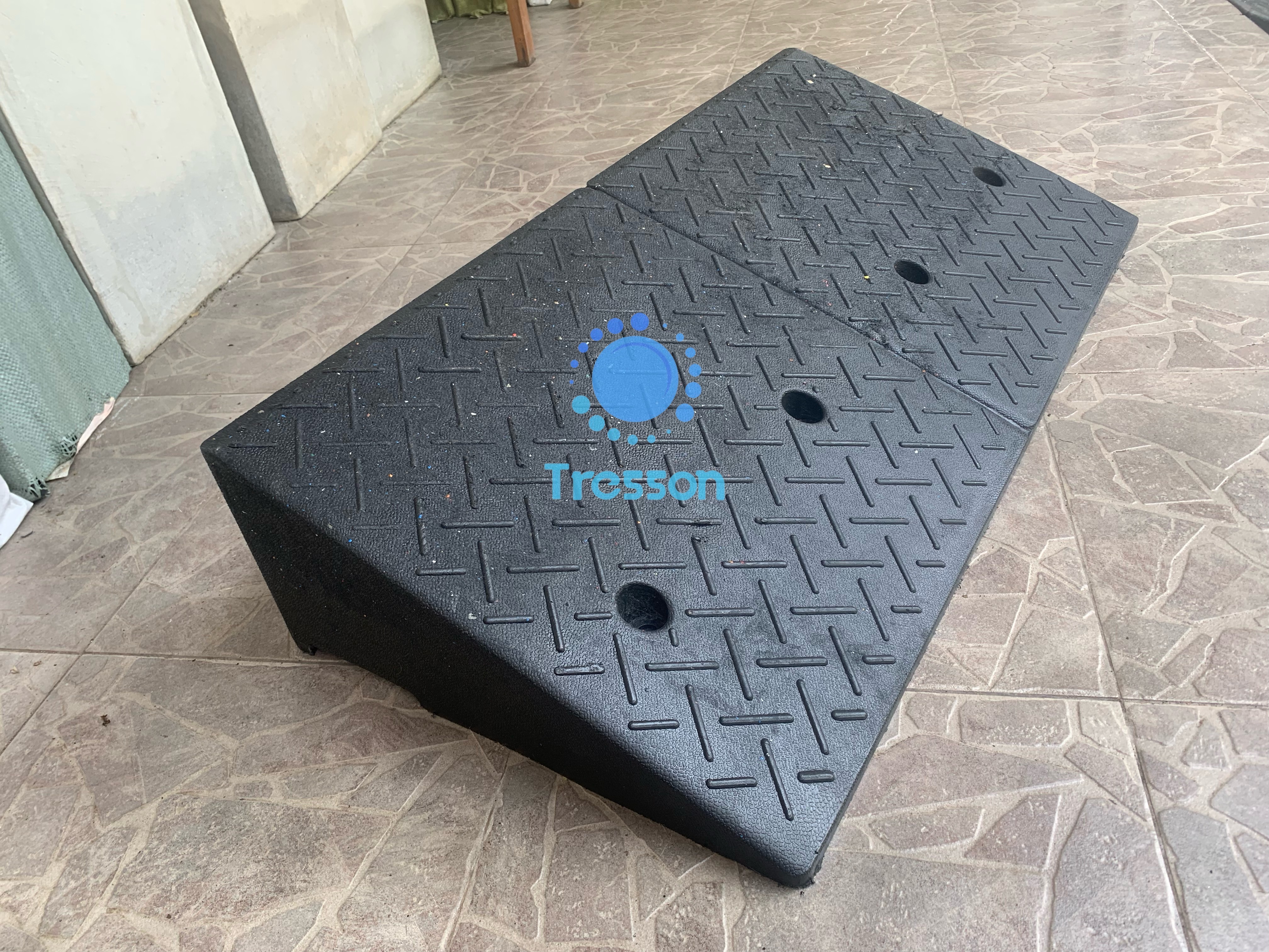 ทางลาดยางปีนฟุตบาท สูง 20 เซนติเมตร ลึก 45 เซนติเมตร ยาว 95 เซนติเมตร หนัก 17.1 kg - Rubber Ramp 20x45x95 cm. 17.1 kg