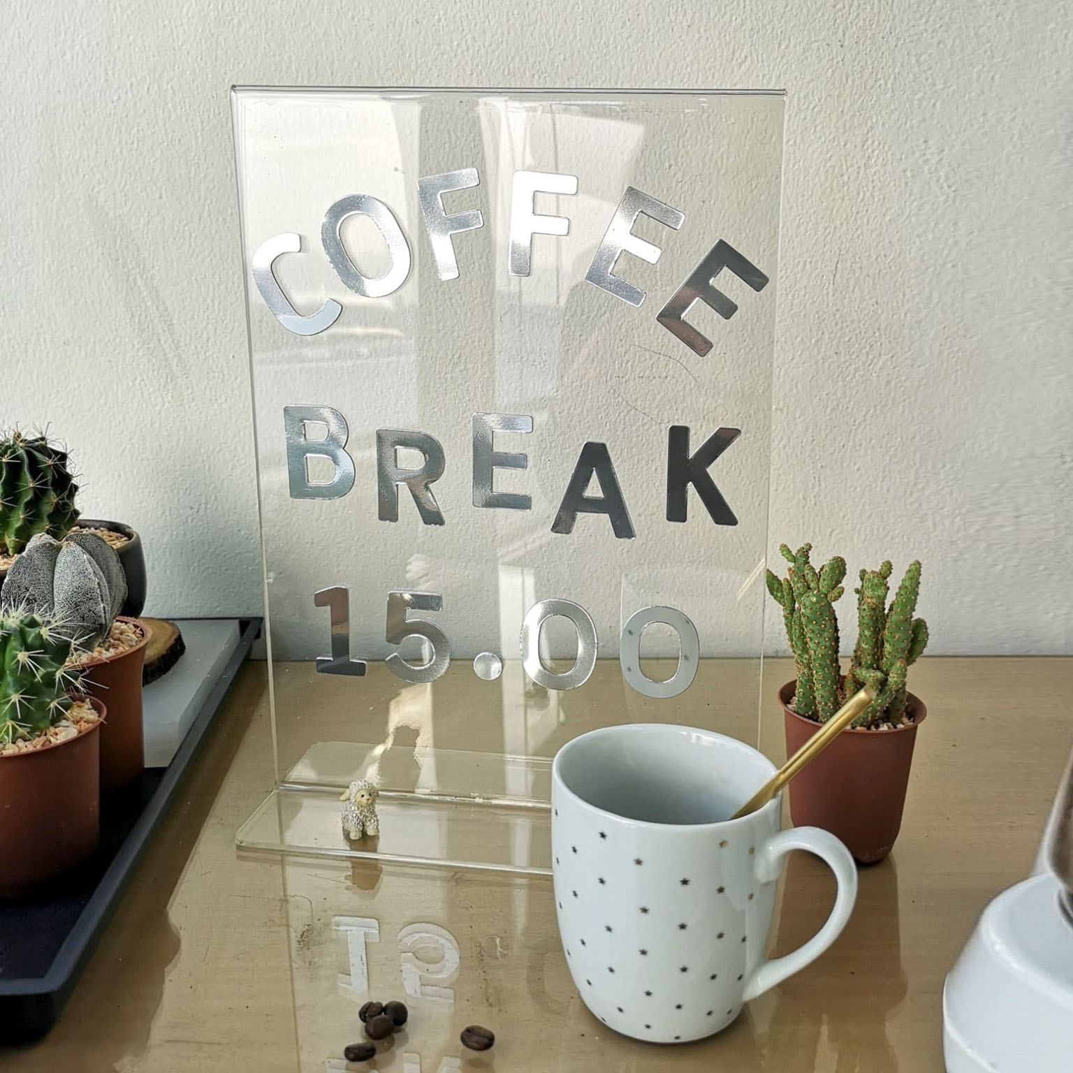 แผ่นตัวอักษรพลาสติกพร้อมใช้ A-Z และ เครื่องหมาย TL-711 - TL-738 เรียงเป็นข้อความ