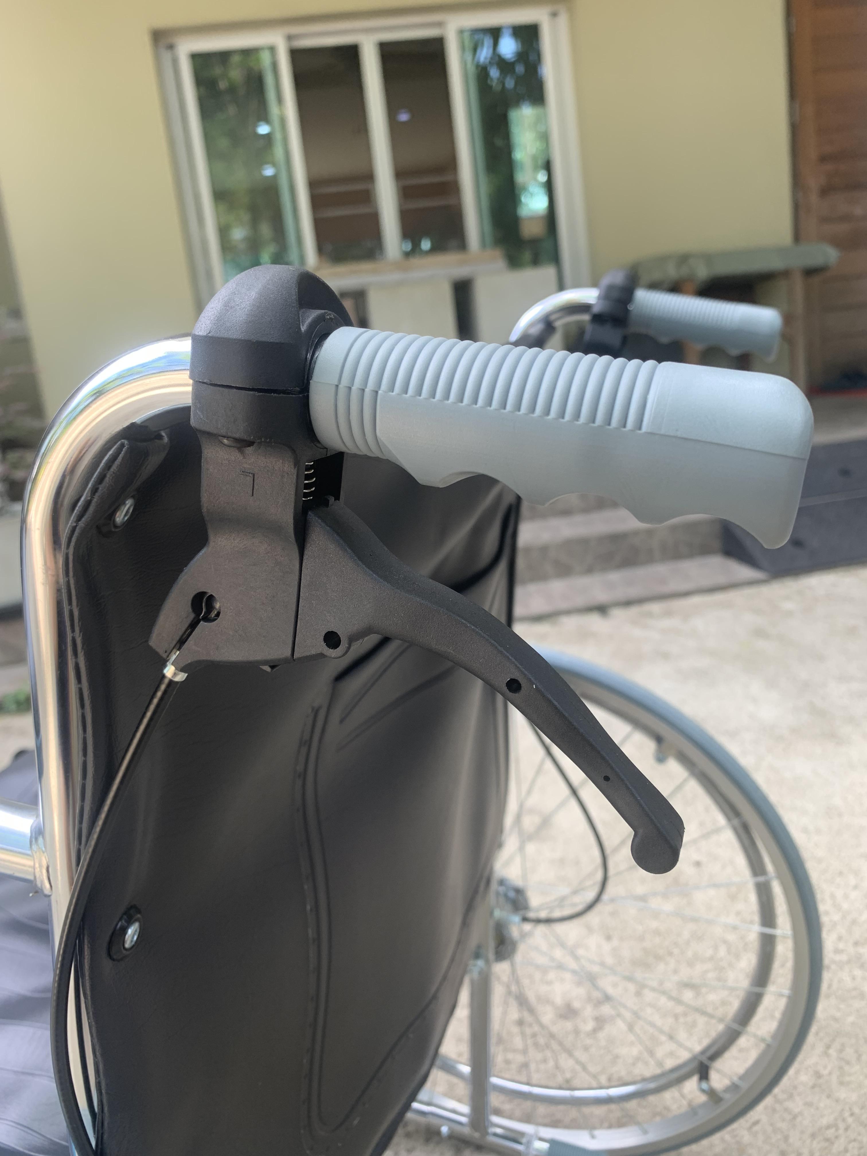 รถเข็นผู้ป่วย แบบธรรมดา รุ่นTS02 พับเก็บได้ สเปค ร.พ. โครงเหล็กชุบโครเมี่ยม ขนาด กxลxส 64x106x85cm.ระบบเบรกมือและเบรกห้ามล้อ