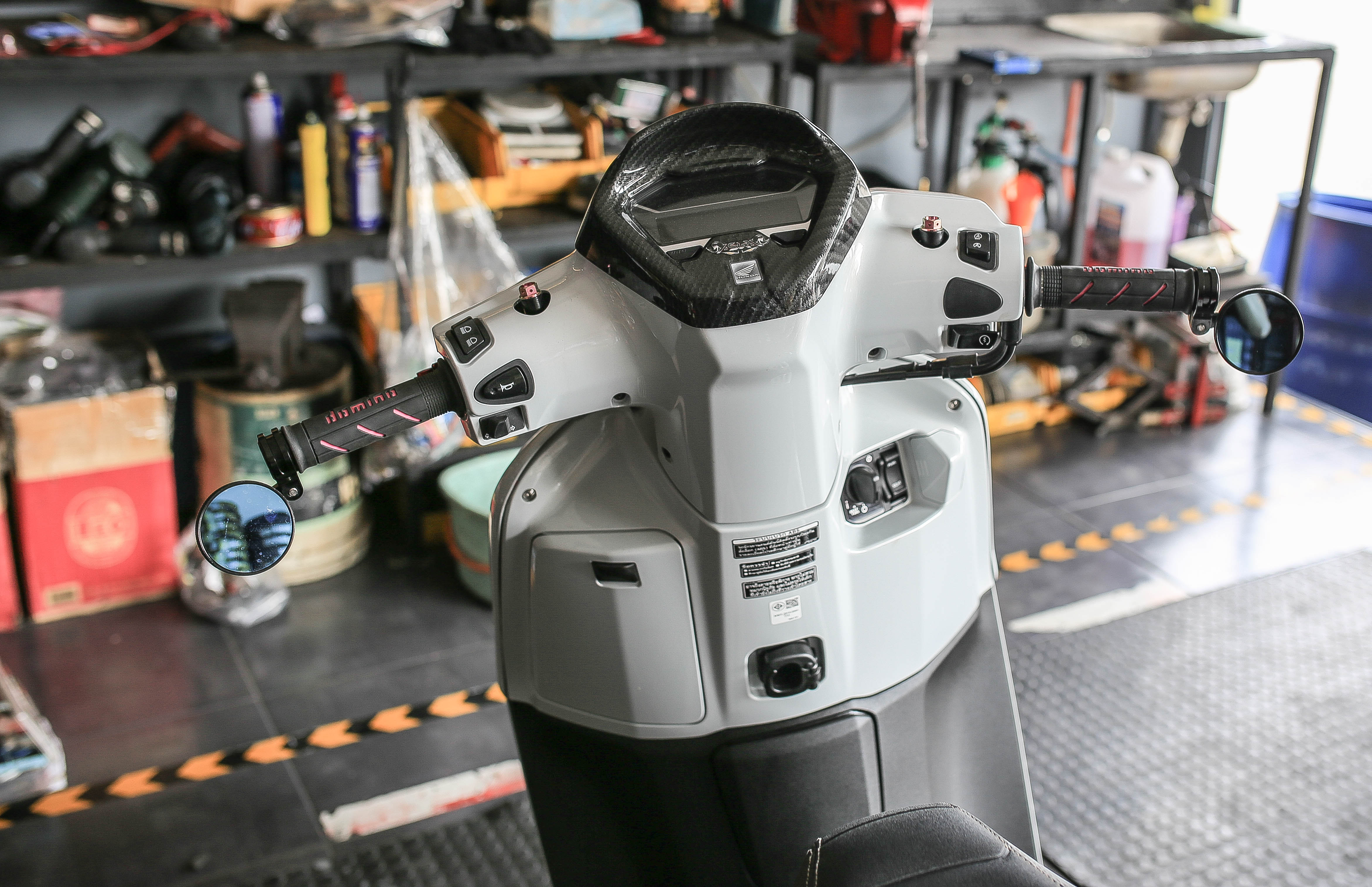 กระจกปลายแฮนด์ ทรงกลม งาน อลูมิเนียม CNC เลนส์กระจกตัดแสงสีฟ้า ใส่ตรงรุ่น giorno และ Click 160 กลึง กลึงเบ้าปลายแฮนด์ให้เรียบร้อยแล้วใส่ได้เลยตรงรุ่น ไม่ต้องตัดแฮนด์