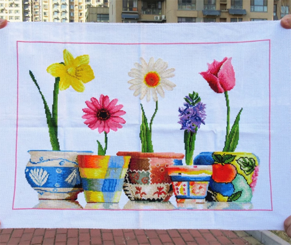 vase-1015 *พร้อมส่ง* ชุดปักครอสติช ลายกระถางดอกไม้หลากสี (ไม่มีเดินเส้น ไม่มีผังลาย พิมพ์ผังลายบนผ้าเลย ผ้า11CTพิมพ์ลาย ปัก 3 เส้นเล็ก) ขนาด 70*50 ซม.ผ้าครอสติช 11CTพิมพ์ลายปักบนผ้า+ไหมคอตตอน 45 สี+เข็ม