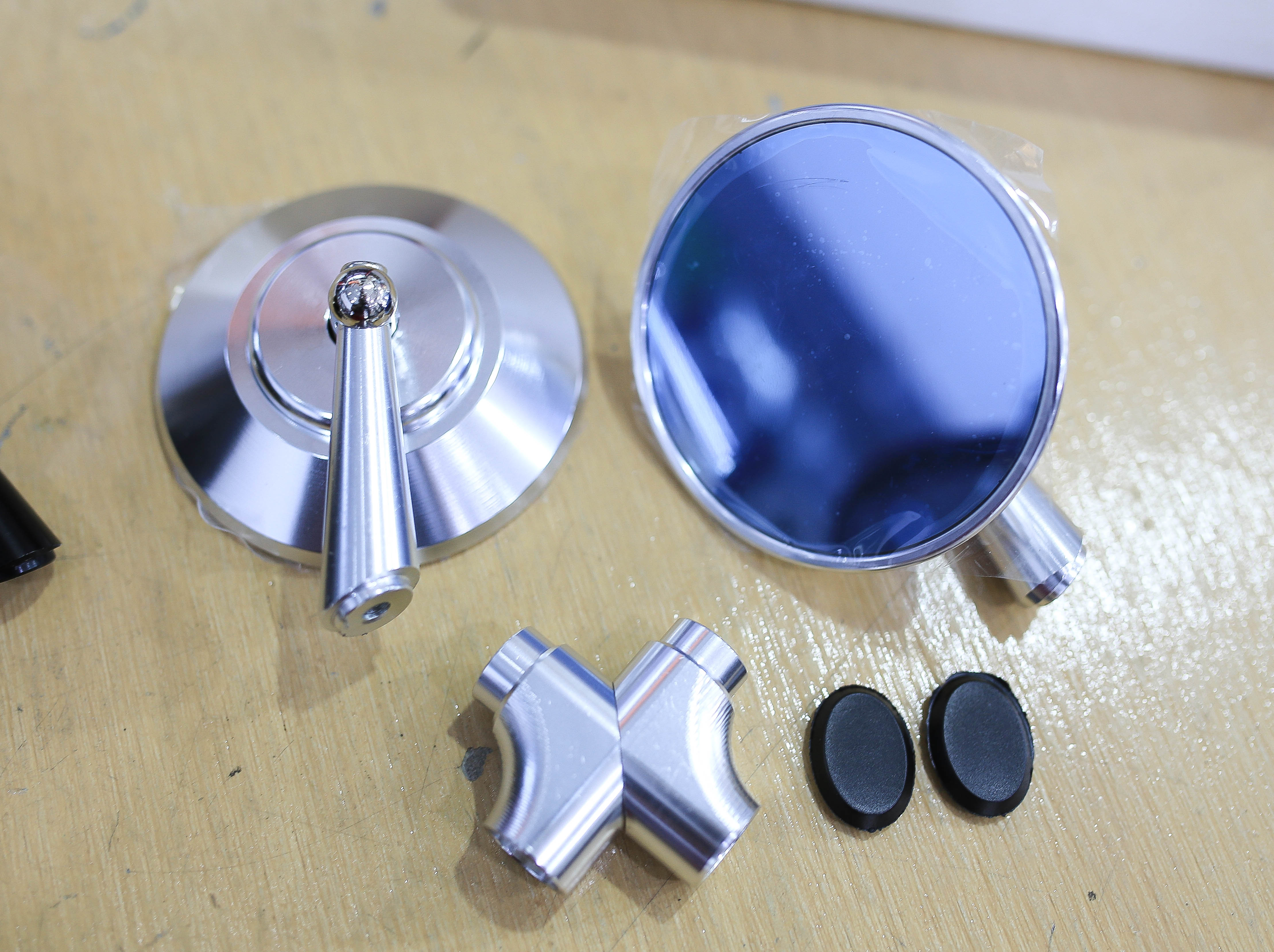 กระจกกลมขาสั้น เลนส์ตัดแสง มีสีดำ-สีเงิน ราคา750