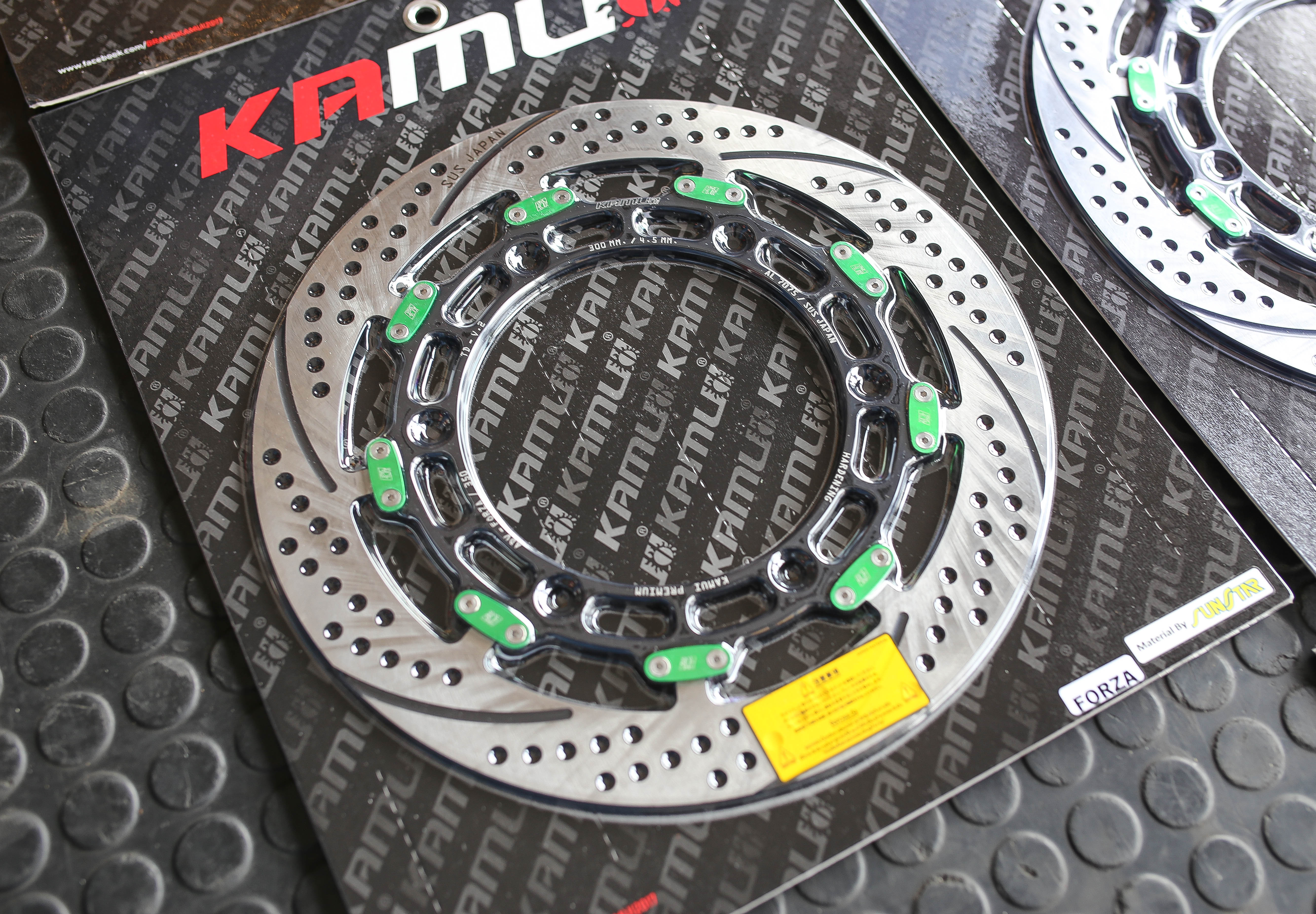 จานหน้าขนาด 300 มิล. TD-V.2 FORZA300-350 - XMAX300 - ใส่ปั๊ม Brembo ไม่ติดหมุด ไม่ต้องตัดผ้าเบรค - จับหน้าผ้าเบรคได้เต็ม เบรคระยะสั้นลง - มีความสวยงาม แข็งแรง ทนทาน -จานดิสก์ สแตนเลส 410DB ผ่านการชุบแข็ง ไม่มีไม่ได้แล้ว จานหน้าขนาด 300 มิล TD-V.2 ใบละ 4,5