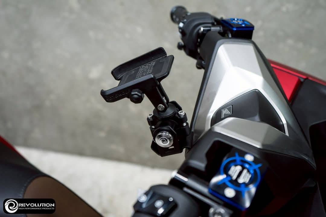 ขาจับมือถือยึดใต้ฝาครอบแฮนด์ 2D REVOLUTION PCX160 2025 พร้อมตะขอเกี่ยว ราคา790