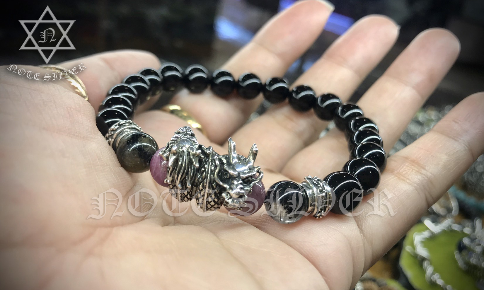 สร้อยข้อมือหินนิล ตกแต่งด้วยชาร์มมังกรเงินแท้ ด้านข้างคั้นทับทิม Sterling Silver925 NSBL2488