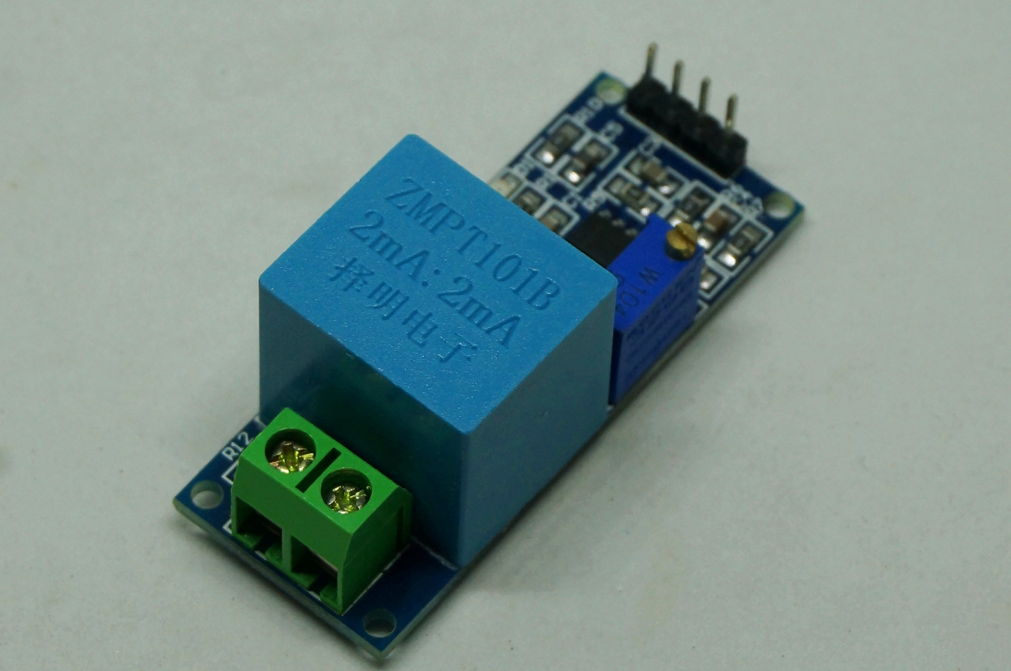 Single phase AC voltage sensor