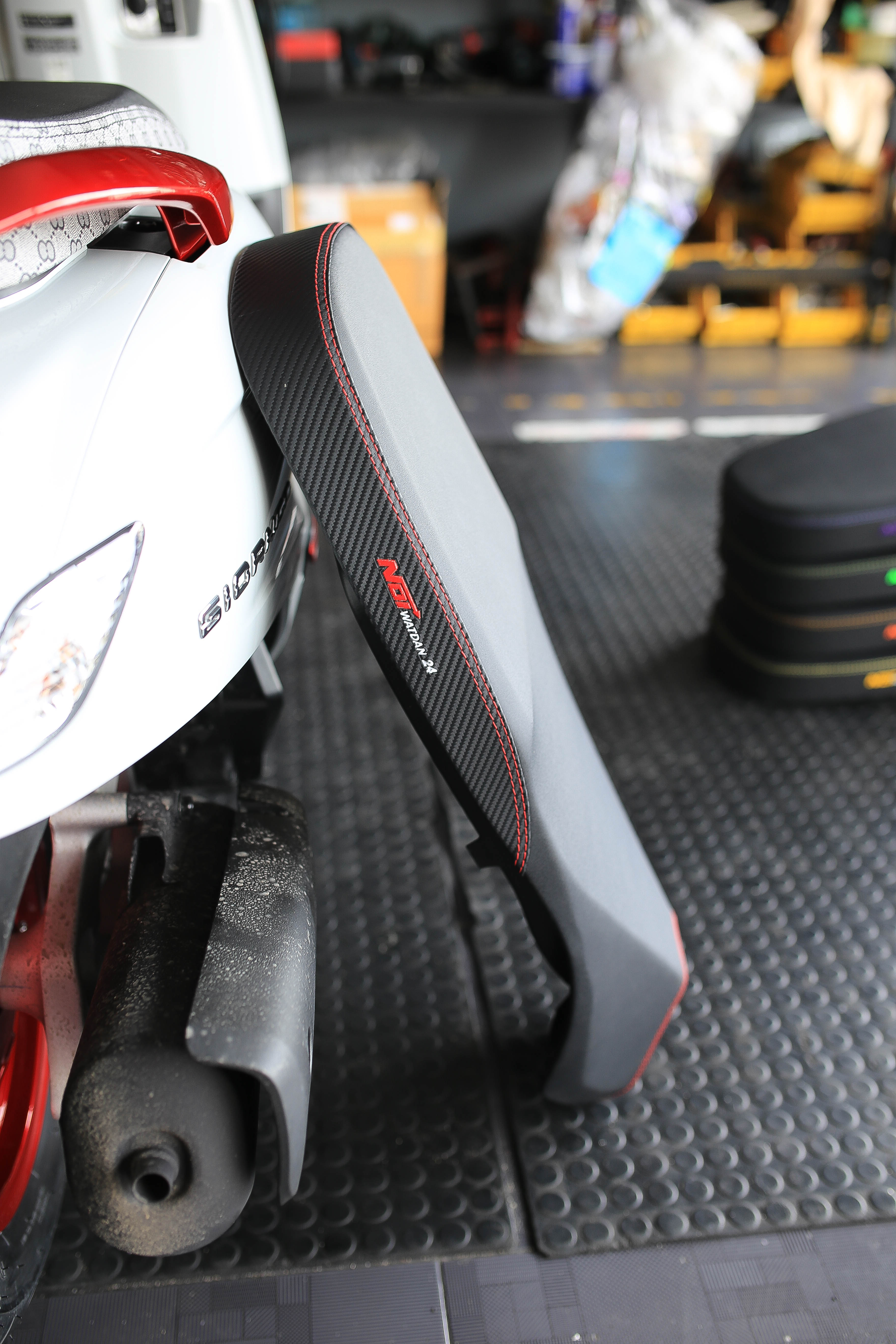 เบาะ2ตอนทรงบาง GIORNO+ โครงเทียม ร้านหน่อยวัดด่าน ผ้าเรดเดอร์ กันน้ำ ด้ายมี เหลือง ส้ม เขียว ม่วง แดง น้ำเงิน