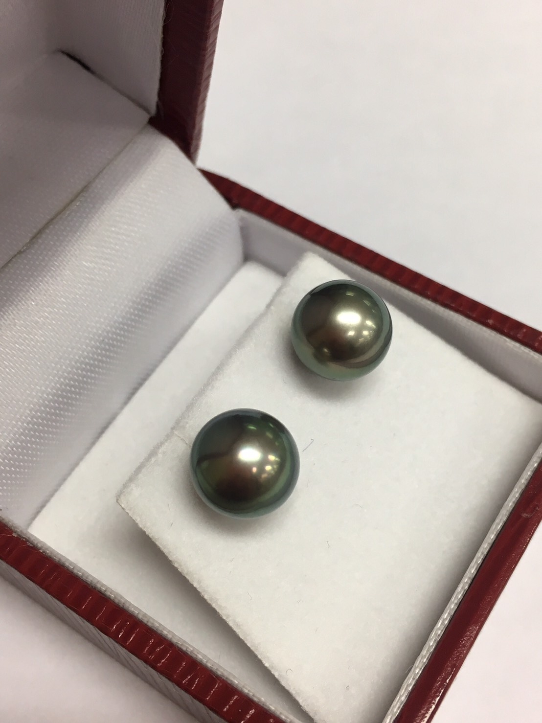 ต่างหูไข่มุก south sea 9-10 มิล กลม สีดำอมเขียว เงามาก เกรด AAA ก้าน 14k