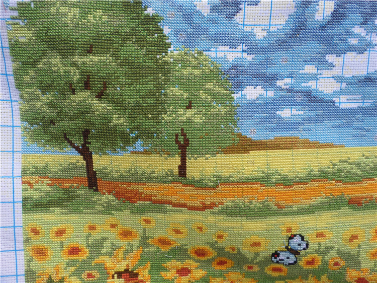 sunflower-1101 *สินค้าหมด* ชุดปักครอสติช ลายทุ่งทานตะวัน (ผ้า11CTพิมพ์ลาย ปัก 3 เส้นเล็ก) ขนาด 90*65 ซม.ผ้าครอสติช 11CTพิมพ์ลายปักบนผ้า ไหมคอตตอน 27 สี ผังลาย เข็ม