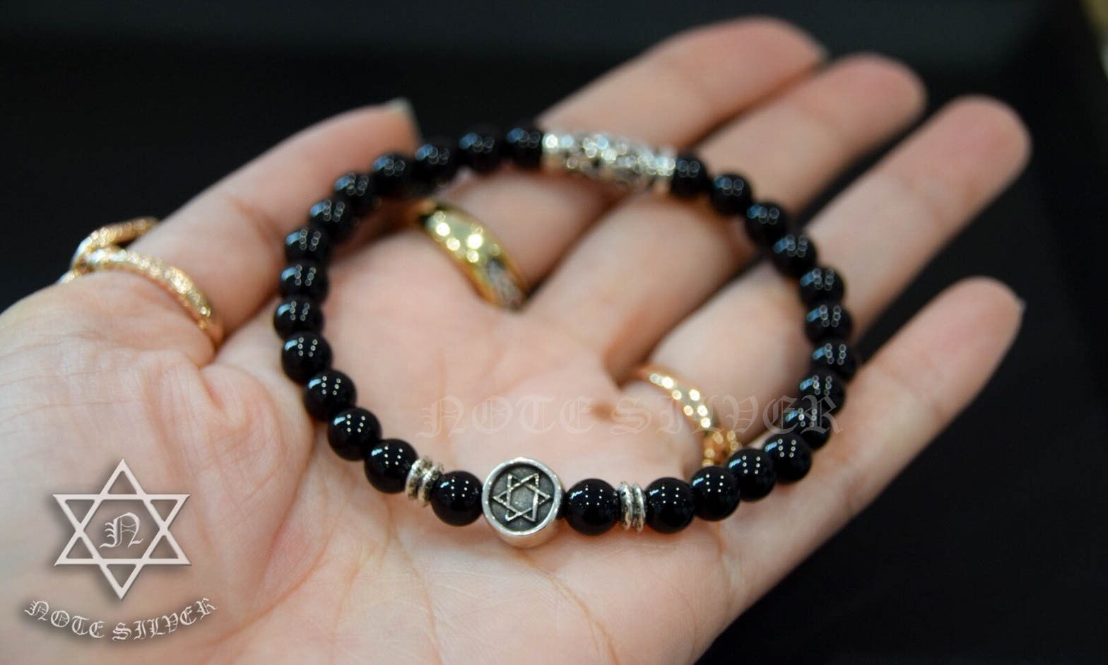สร้อยข้อมือหินนิล แต่งด้วยหมุดเงินแท้ลายกราฟฟิก สลับรอบเส้น Onyx & Sterling Silver 925 NSSV2033