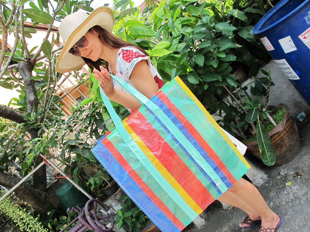 กระเป๋าพลาสติกสายรุ้ง