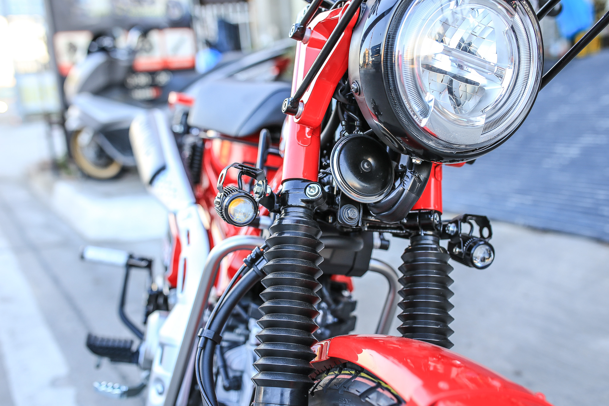 ไฟสปอตไลท์มอเตอร์ไซค์ ไฟหน้า ไฟท้าย สว่างมาก 2 สเต็ป (เเสงสีขาว+แสงสีส้ม) 13W+13W ไฟ LED DC12V-24V(2ชิ้น) 4.9