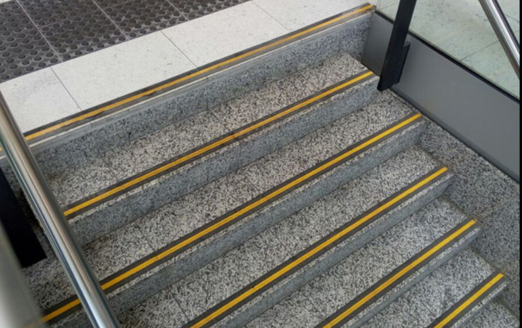 เทปกันลื่นเรืองแสง กว้าง5ซม ยาว5เมตร