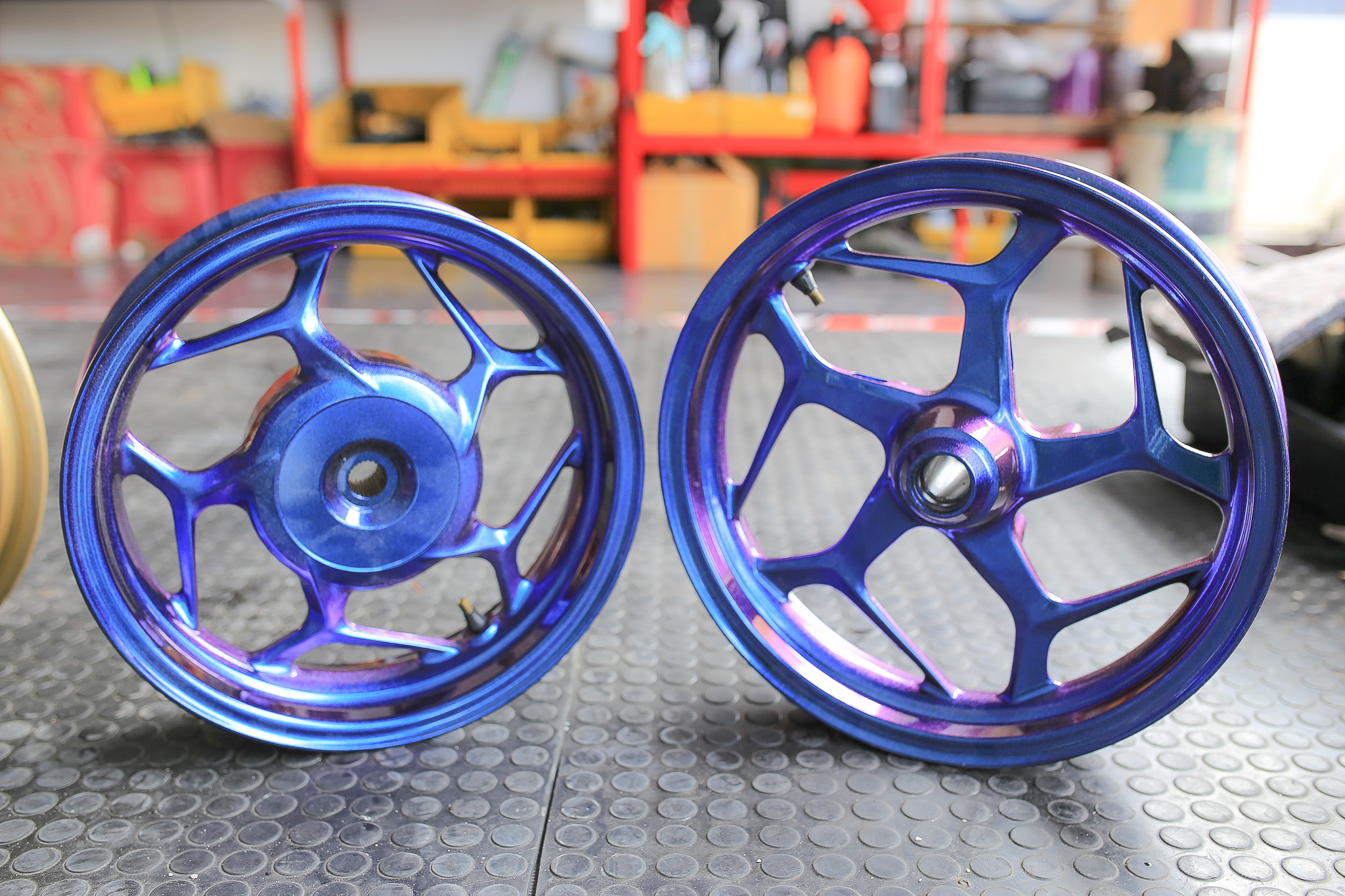 สับล้อสีม่วงเอฟเฟคพร้อมใส่ ราคา 2500 บาท สีทอง ราคา1800