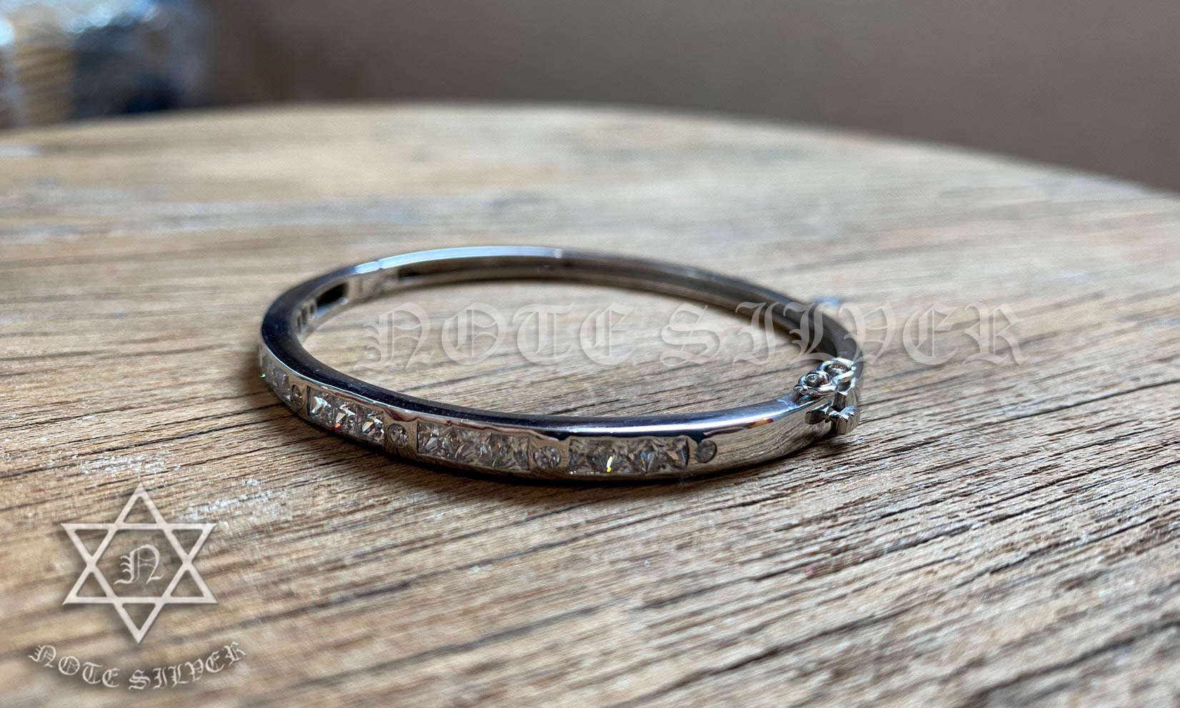 กำไลข้อมือชุบทองคำขาวฝังเพชร CZ พรีเมี่ยม Sterling Silver 925 NSWB2556