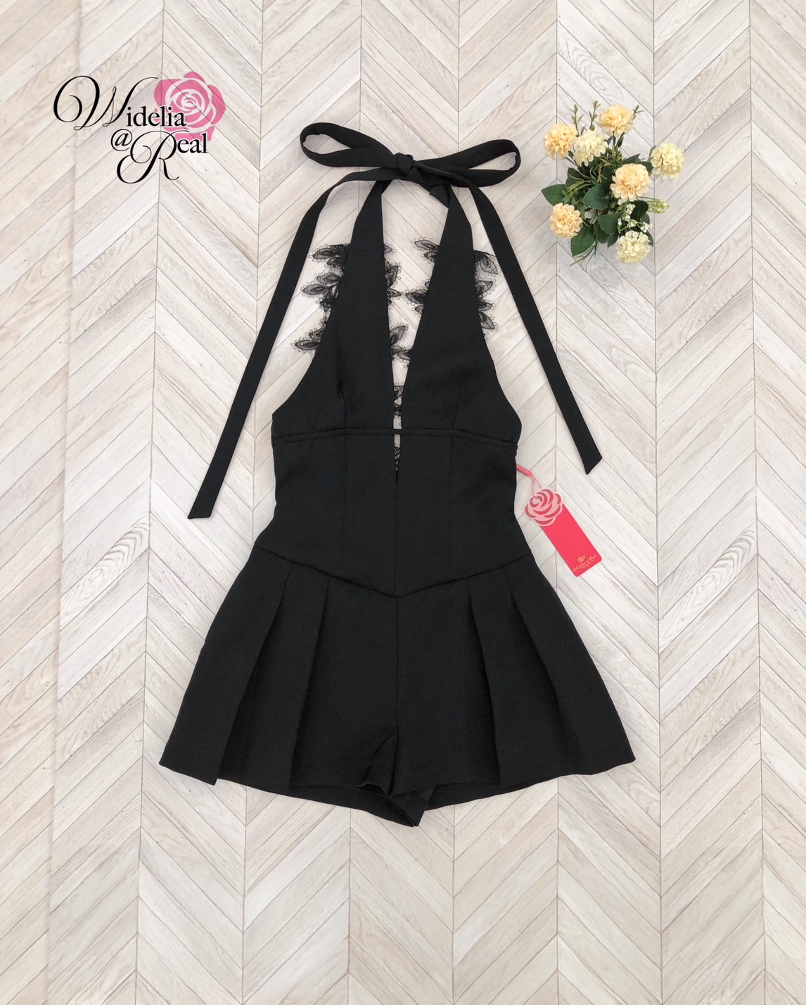 Korea Jumpsuit จั้มสูทขาสั้นบาน สายคล้องคอผูกโบว์ (ดำ)