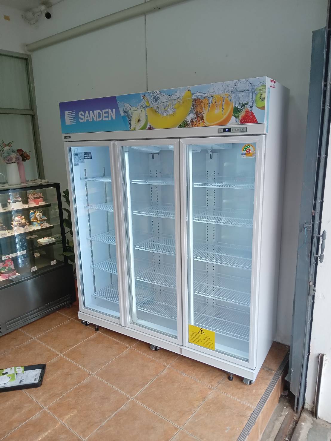 ตู้แช่เครืองดื่ม 3 ประตู Sanden intercool รุ่น YPC-1650 ขนาด165x59.5 x200.3 ซม. ขนาด 41.7 คิว (1,180 ลิตร)