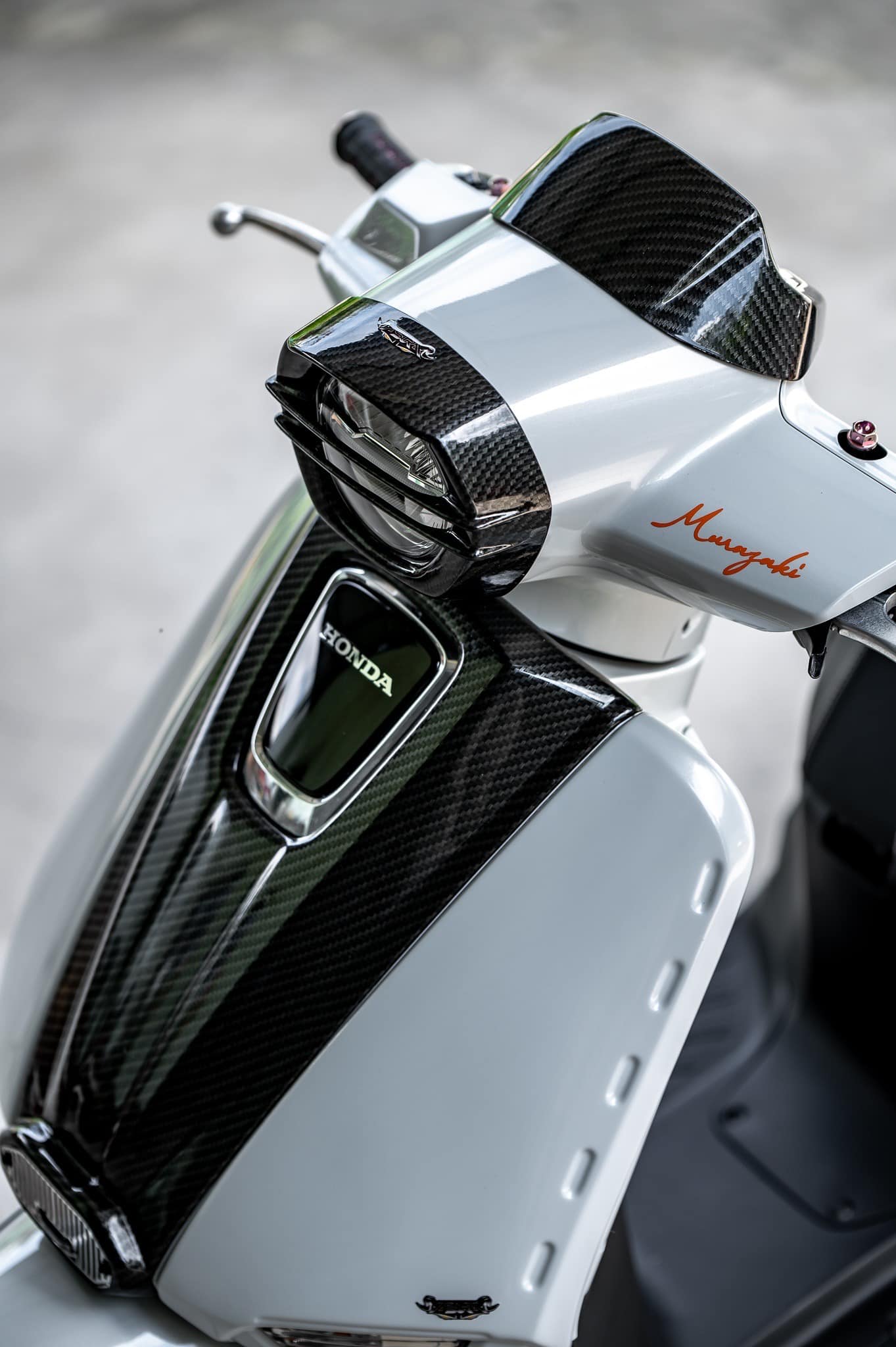 ฝาครอบไฟหน้ากระจัง2ซี่ ASURA Giorno+ สีดำเงา ราคา 1200