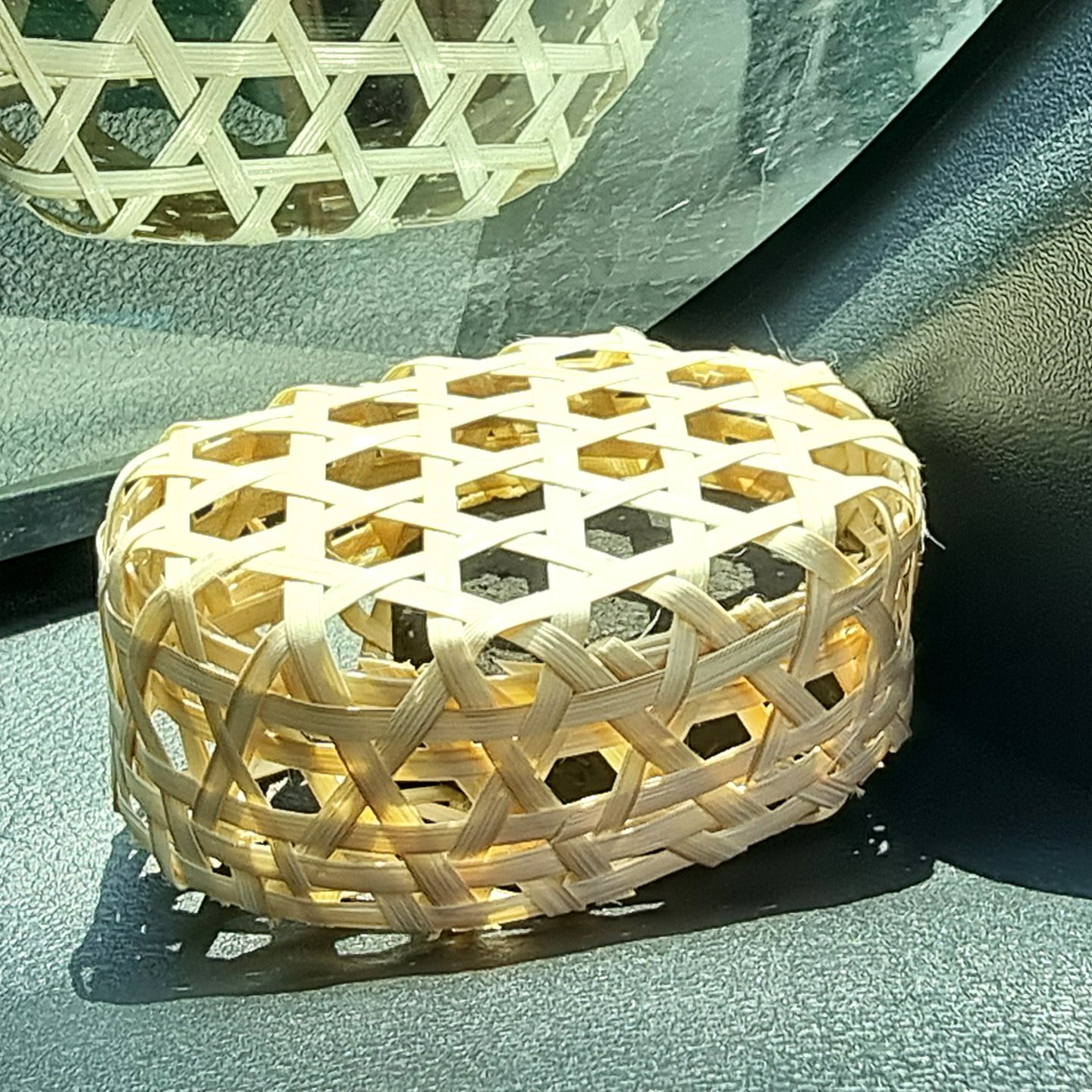 ถ่านดูดกลิ่นในชะลอม ถ่านดูดกลิ่น ช่วยดับกลิ่นอับปรับอากาศบริสุทธิ์ ดูดกลิ่นในตู้เย็น ในรถยนต์ ในตู้เสื้อผ้า ห้องน้ำ