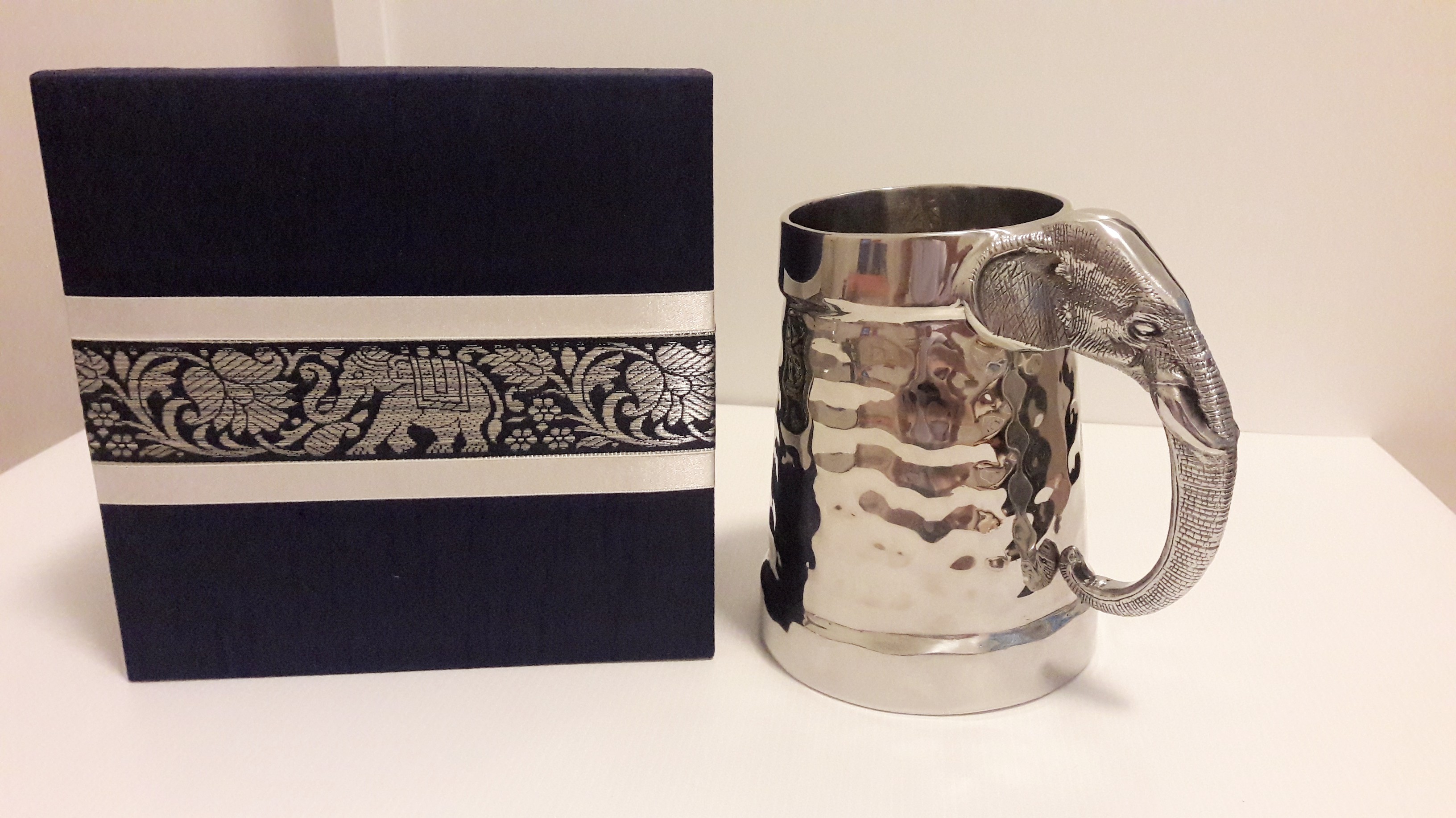 แก้วเบียร์ ด้ามจับช้าง พร้อมกล่องผ้าไหม