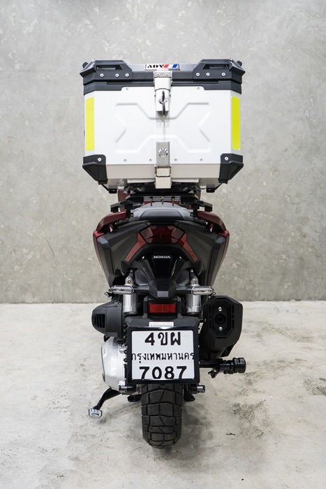 กล่องท้ายเบาะ (ปีบมีเนียม) LINE X ADV 45L สี เงิน- ดำ ราคา 5,300 บาท/ใบ 55L สี เงิน- ดำ ราคา 5,900 บาท/ใบ