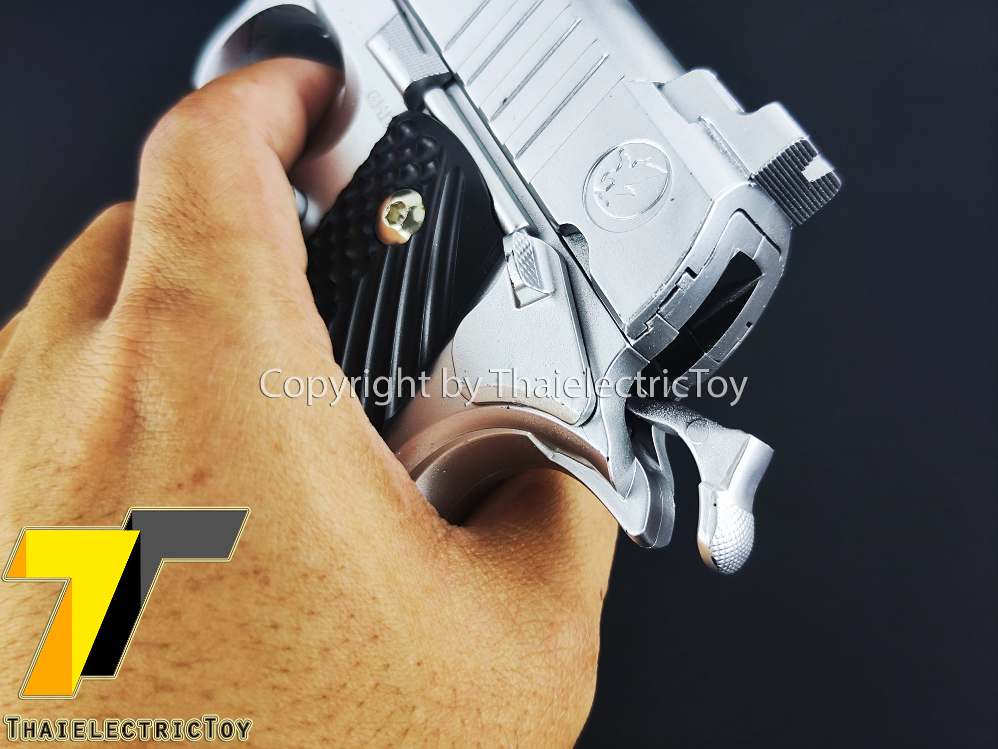 ปืนอัดลมพลาสติก 1911 สีบอร์นเงิน ชักยิงทีล่ะนัด ลำกล้องยาว 8 นิ้ว หนัก 276 กรัม แขวนสไลน์ได้