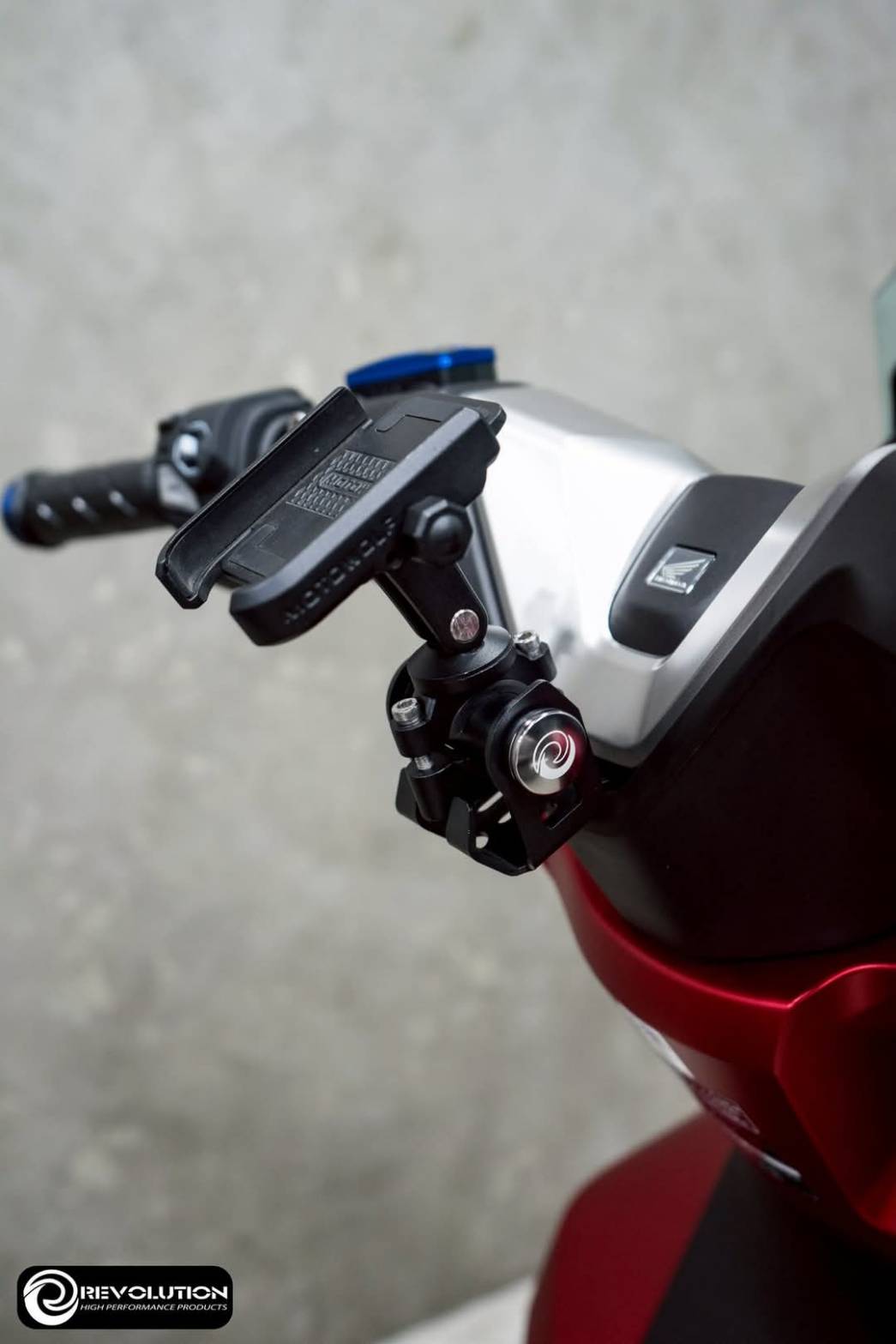 ขาจับมือถือยึดใต้ฝาครอบแฮนด์ 2D REVOLUTION PCX160 2025 พร้อมตะขอเกี่ยว ราคา790