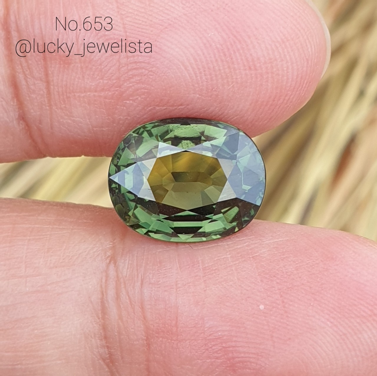 พลอยเขียวส่อง บางกะจะ Green Sapphire สีเขียว 6.02 กะรัต ทรงไข่กึ่งคุชชั่น 1