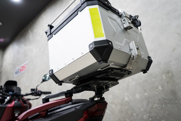 กล่องท้ายเบาะ (ปีบมีเนียม) LINE X ADV 45L สี เงิน- ดำ ราคา 5,300 บาท/ใบ 55L สี เงิน- ดำ ราคา 5,900 บาท/ใบ