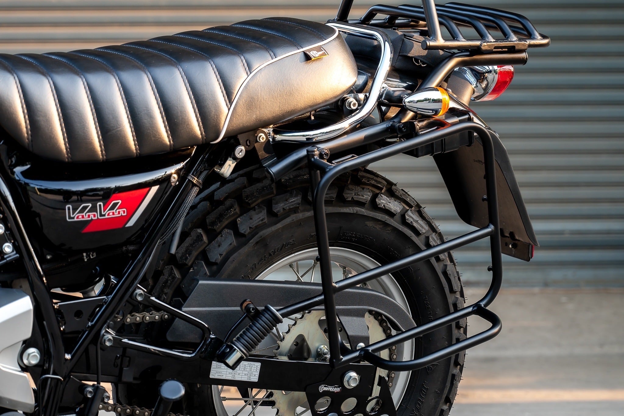 ของแต่ง Suzuki VanVan 200 MOTOZAAA VanVan200 / 125 1.ชิวหน้า V.1 2200฿ 2.ชิวหน้า V.2 2700฿ มีหน้ากาก 3.ชุดบังโคลนหน้า 2900฿ 4.แคชบาร์ 3990฿ ( มาพร้อมกันแคร้ง การ์ใต้ท้องเครื่อง ) 5. แร็คท้าย 3500฿ 6.แร็คกระเป๋าตัวใหญ่ 2100 ฿ 7.กระเป๋าข้างกันน้ำ 2690฿ 8.กั