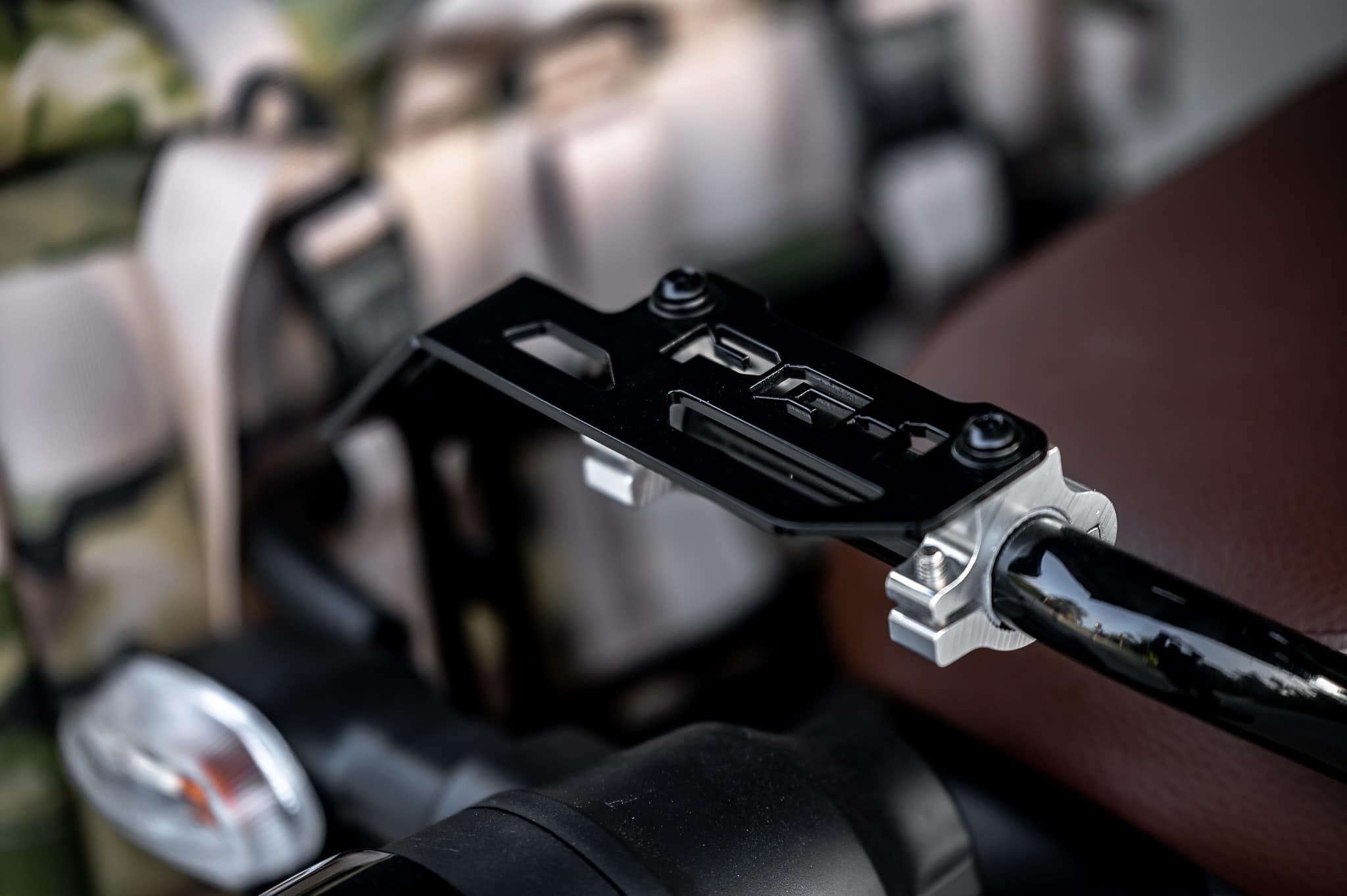 PG-1 1.) ครอบไฟหน้า Headlight cover. 1,590฿ 2.) ครอบไฟเบรค Rear brake light cover. 1,290฿ 3.) ชิวหน้า V1 Headbrand Windshield V1 1,590฿ 4.) กาบ อกบังหัวฉีด Side fairing cover. 1990฿ 5.) กันลาย V1 Mid frame protector. 1990฿ 6.) ชุดบังโคลนหน้าScrambler Full