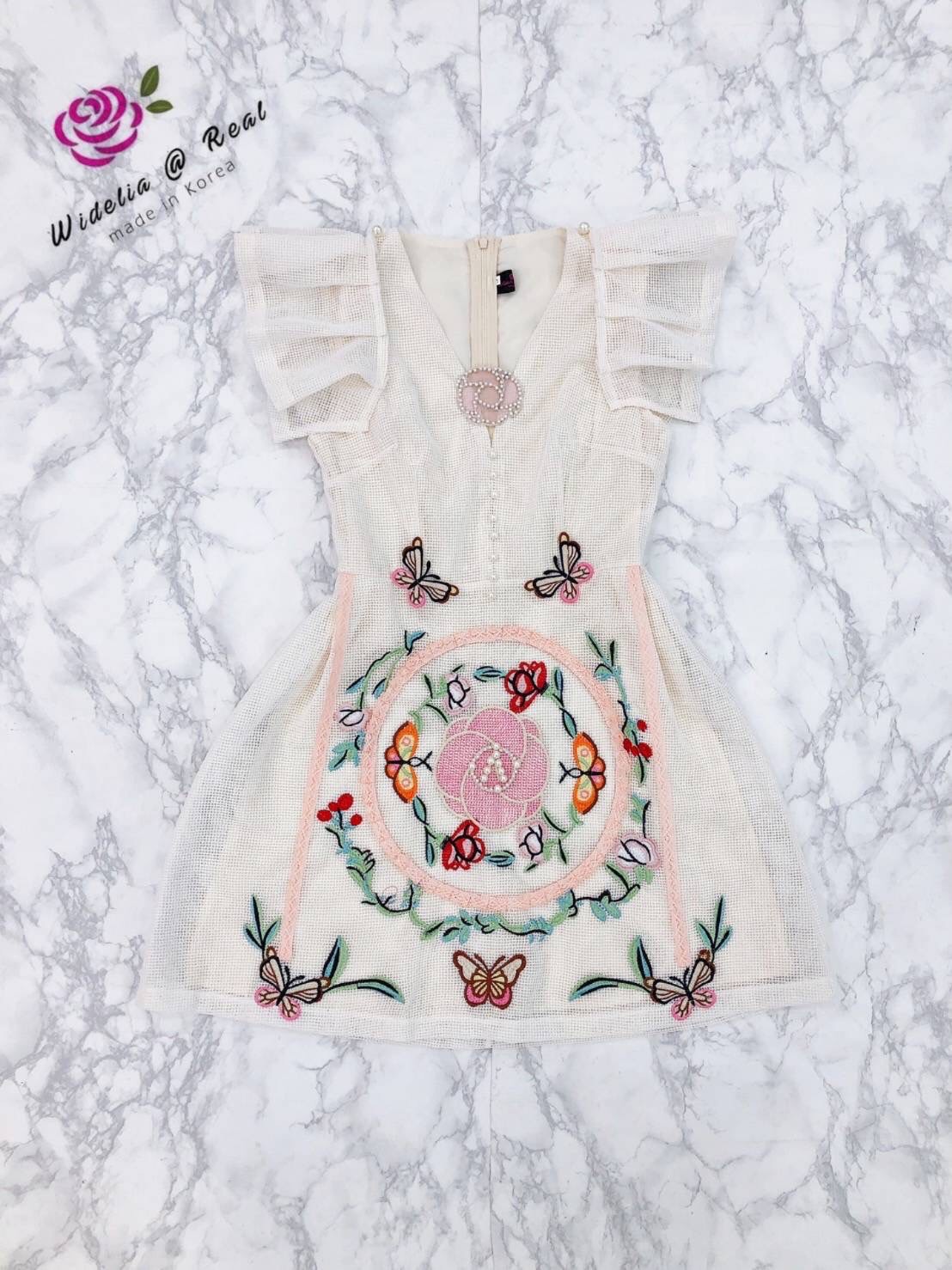 Dress เดรสแขนระบายคอวีแสนสวย เนื้อผ้าทวีตสีครีม