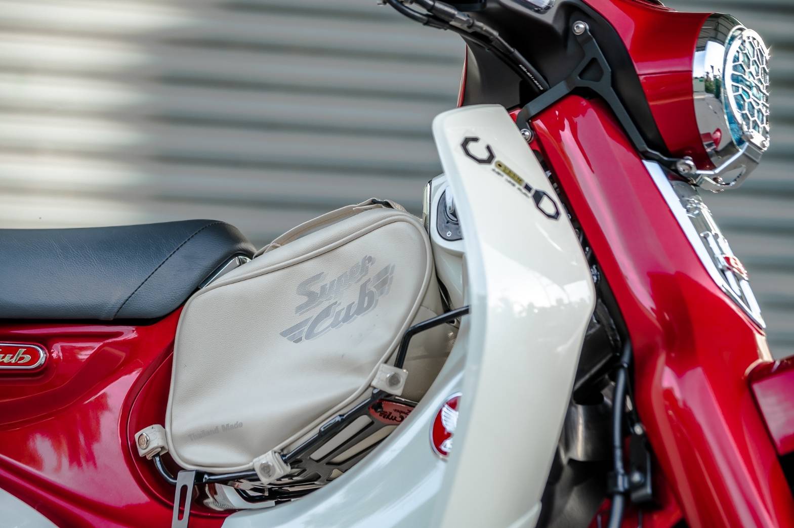 กระเป๋า C125 MotoLordD HONDA C125 ราคา 990 มีสีเทา ครีม แดง ดำ