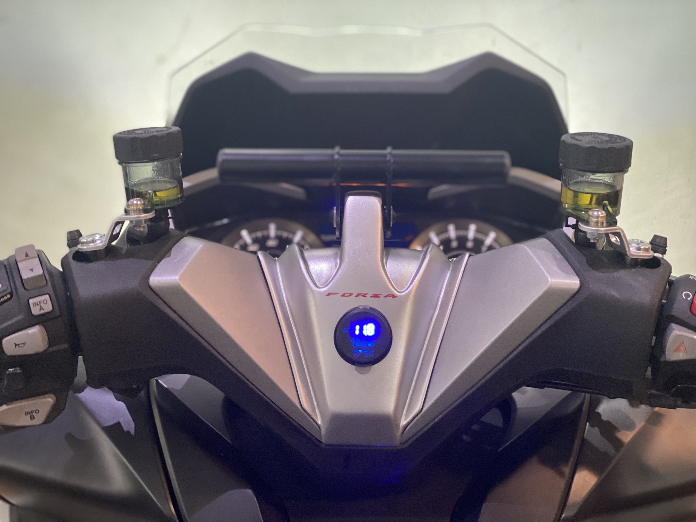 บาร์ยึดมือถือ MOTOZAAA พร้อม USB FORZA 350 ราคา1150