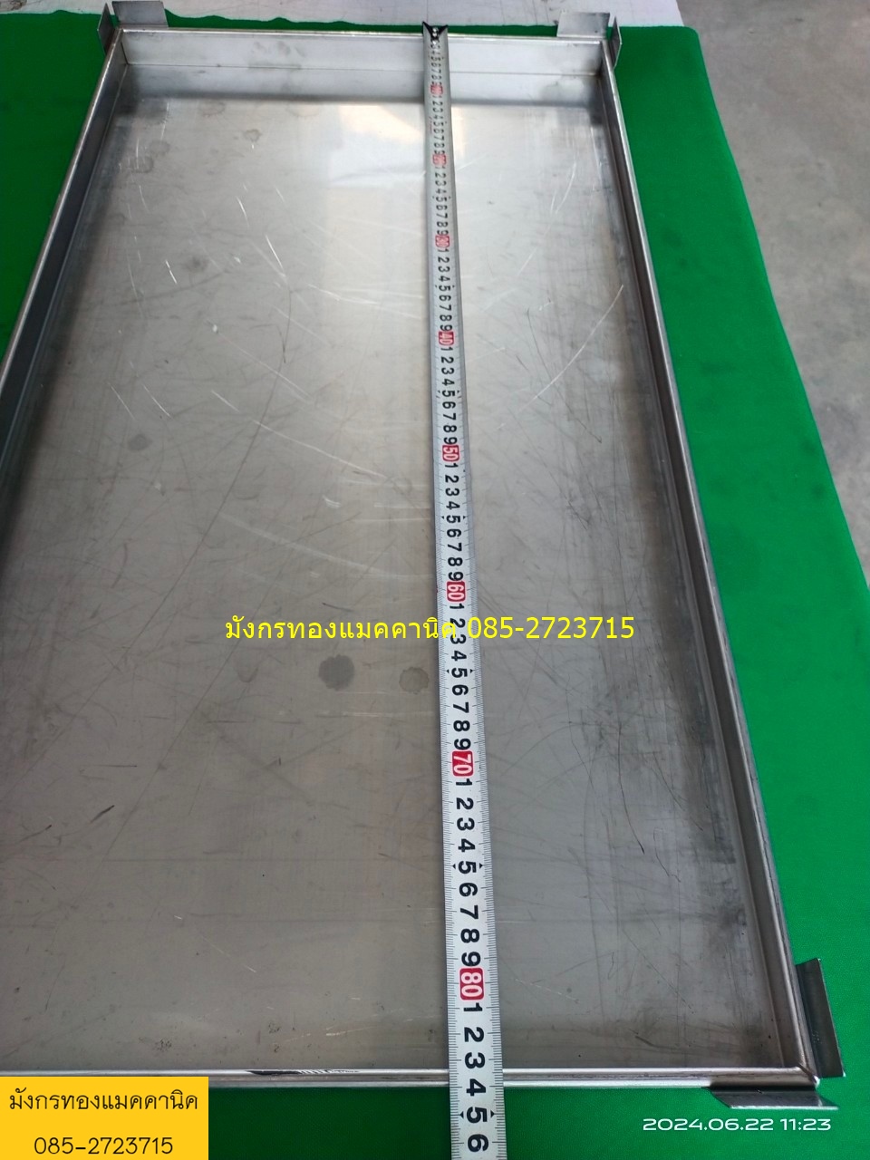 ถาดสแตนเลสแบบหนา ขนาด 45x84 ซม.ขอบข้างสูง 3.5 ซม. มีกั้นมุมเพื่อวางถาดซ้อนกันได้ ไม่มีรูเจาะ มีรอยการใช้งาน