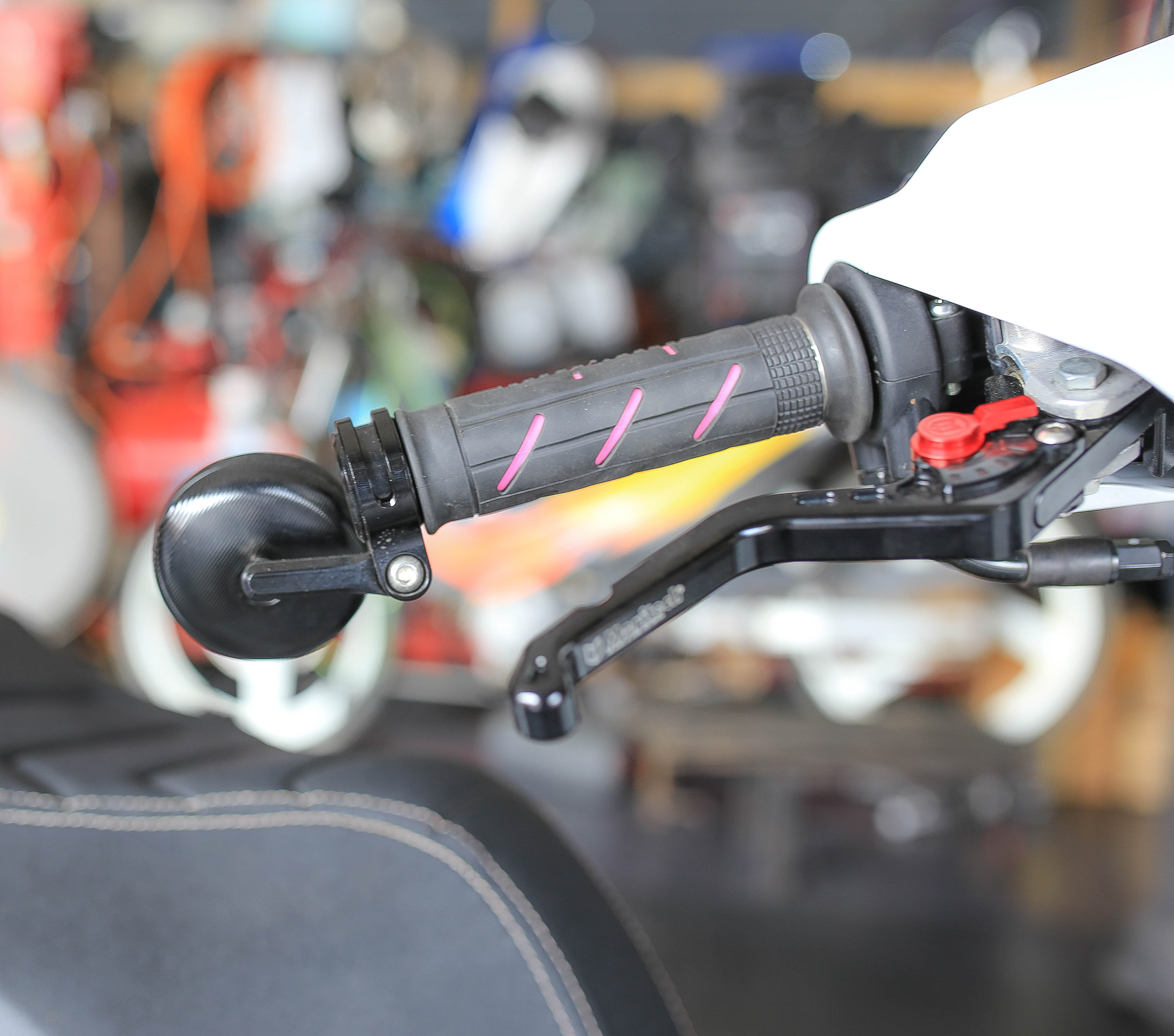 กระจกปลายแฮนด์ ทรงกลม งาน อลูมิเนียม CNC เลนส์กระจกตัดแสงสีฟ้า ใส่ตรงรุ่น giorno และ Click 160 กลึง กลึงเบ้าปลายแฮนด์ให้เรียบร้อยแล้วใส่ได้เลยตรงรุ่น ไม่ต้องตัดแฮนด์