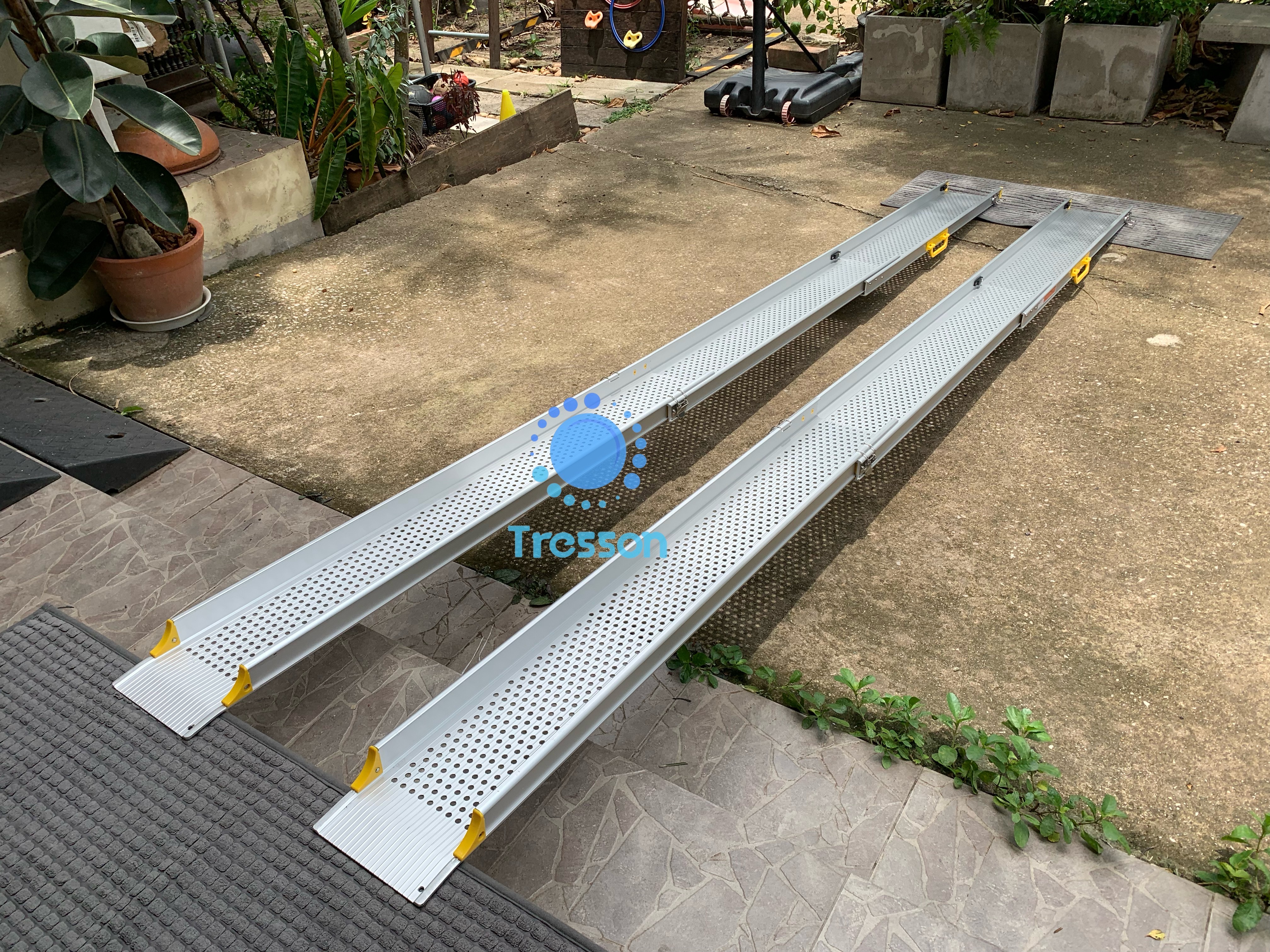 ทางลาดรถเข็นอลูมิเนียม แบบรางคู่ ยาวพิเศษ360ซม.รางกว้าง16.2ซม.ปรับระดับความยาวได้ พับสไลค์ด้านยาว หนัก 20.9กก.รับนน.สูงสุด300กก.