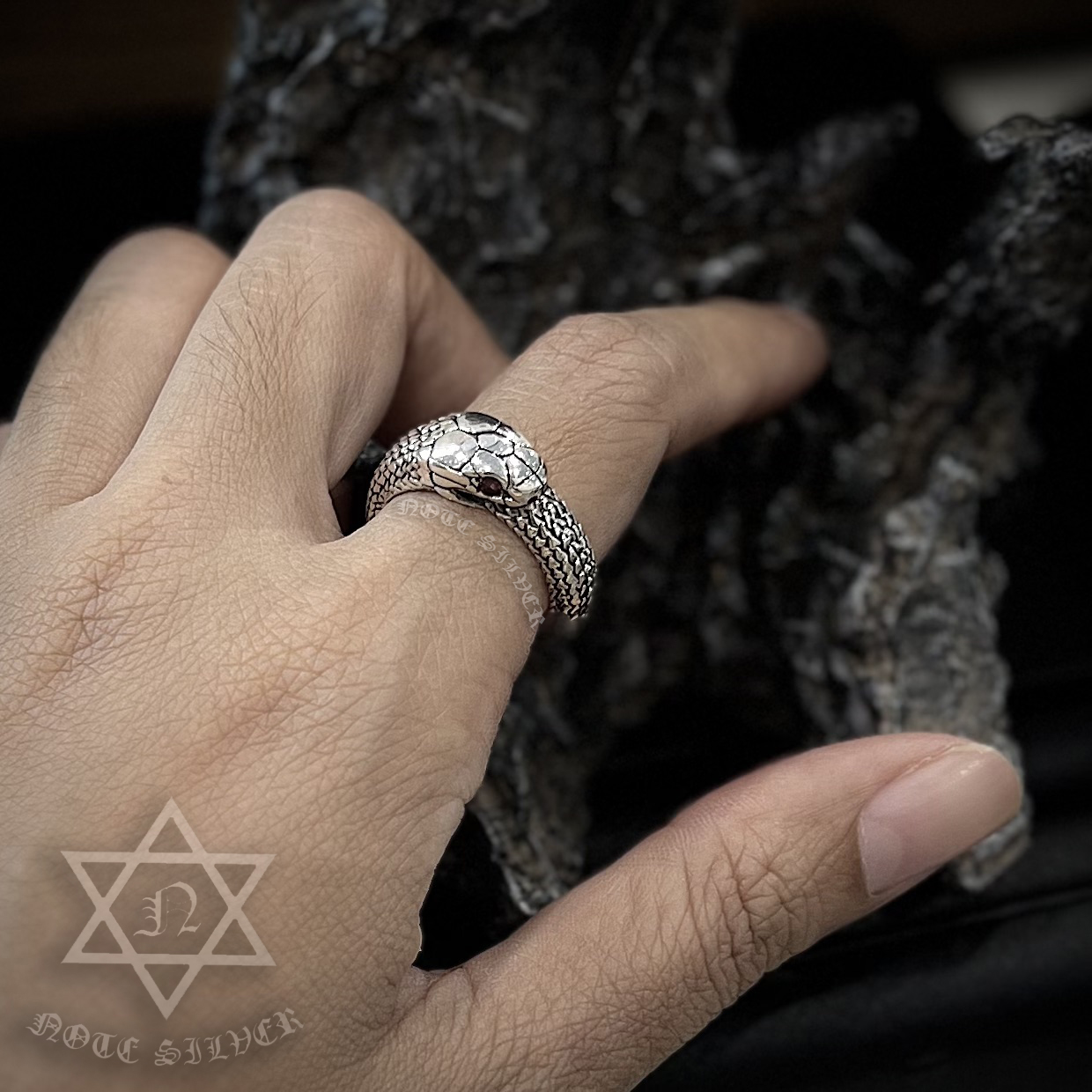 แหวนเงินแท้ ลายงูกินหาง ดวงตาฝังพลอย (รุ่นเล็ก 5mm) Ouroboros Sterling Silver 925 NSRG2708