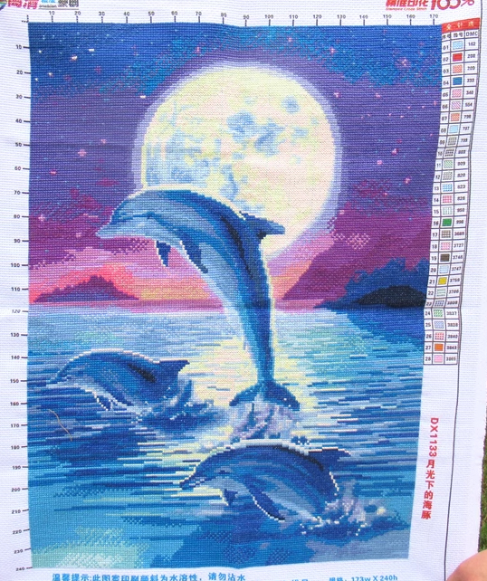 pla-1139 *สินค้าหมด* ชุดปักครอสติช ลายฝูงปลาโลมาใต้เงาจันทร์ (ปักเต็มผืนผ้า ไม่มีเดินเส้น ผ้า11CTพิมพ์ลาย มีประกาย ปัก 3 เส้นเล็ก) ขนาด 50*65 ซม.ผ้าครอสติช 11CTพิมพ์ลายปักบนผ้า ไหมคอตตอน 28 สี ผังลาย เข็ม