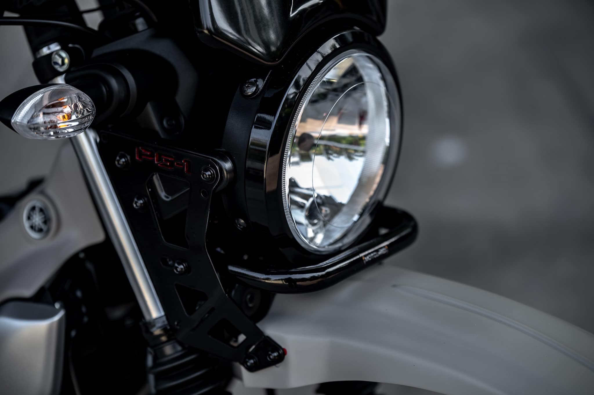 PG-1 1.) ครอบไฟหน้า Headlight cover. 1,590฿ 2.) ครอบไฟเบรค Rear brake light cover. 1,290฿ 3.) ชิวหน้า V1 Headbrand Windshield V1 1,590฿ 4.) กาบ อกบังหัวฉีด Side fairing cover. 1990฿ 5.) กันลาย V1 Mid frame protector. 1990฿ 6.) ชุดบังโคลนหน้าScrambler Full