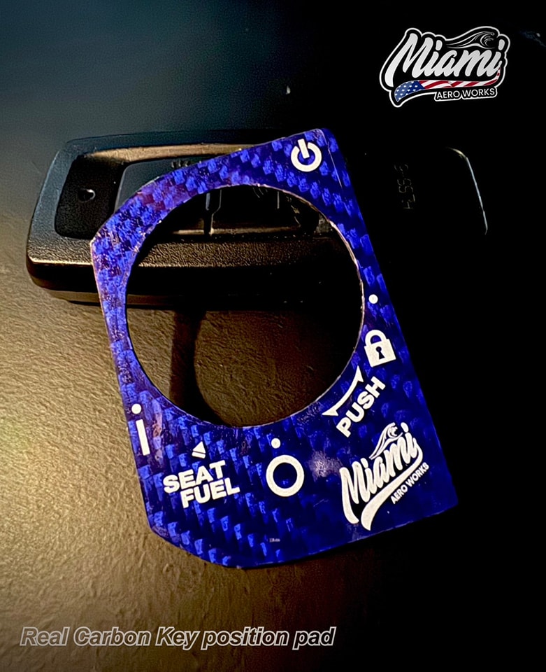 ครอบกุญแจ แต่ง เพียวคาร์บอน MIAMI Real Carbon Key position pad สำหรับ PCX160 ปี21-24,Lead125,Giorno,ADV160 มีให้เลือกตอนนี้ ถึง8สี - Black classic “สีดำคลาสสิค - Blue sky “สีน้ำเงิน ฟ้าคราม - Red Burn “แดงเพลิง“ - Silver Light “แสงสีเงิน“ - Orange u “ส้มข