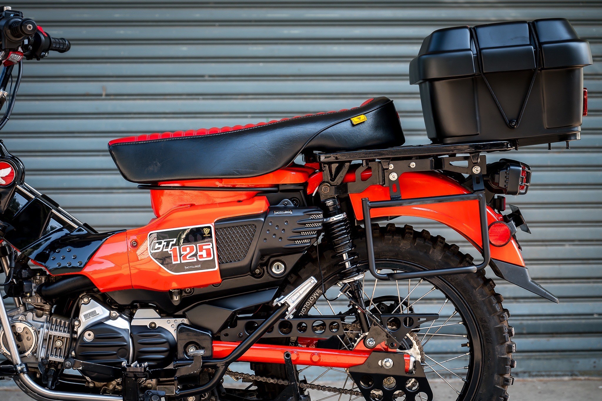 กล่องหลังCT125 V.2 motozaaa ขนาน27ลิตร เป็นแบบ Easy Type ไม่มีตัวล็อค -ไม่มีไฟเบรค 2990 -มีไฟเบรค 3500