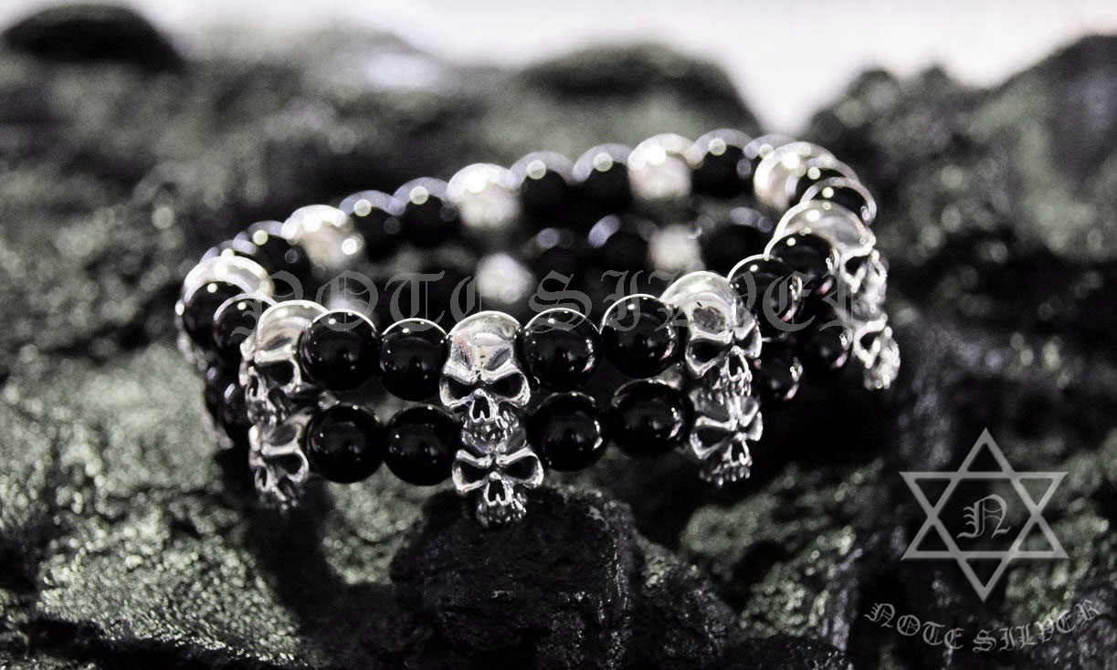 สร้อยข้อมือหินนิล สลับหัวกะโหลกแวมไพร์เงินแท้ Sterling Silver NSSK1672