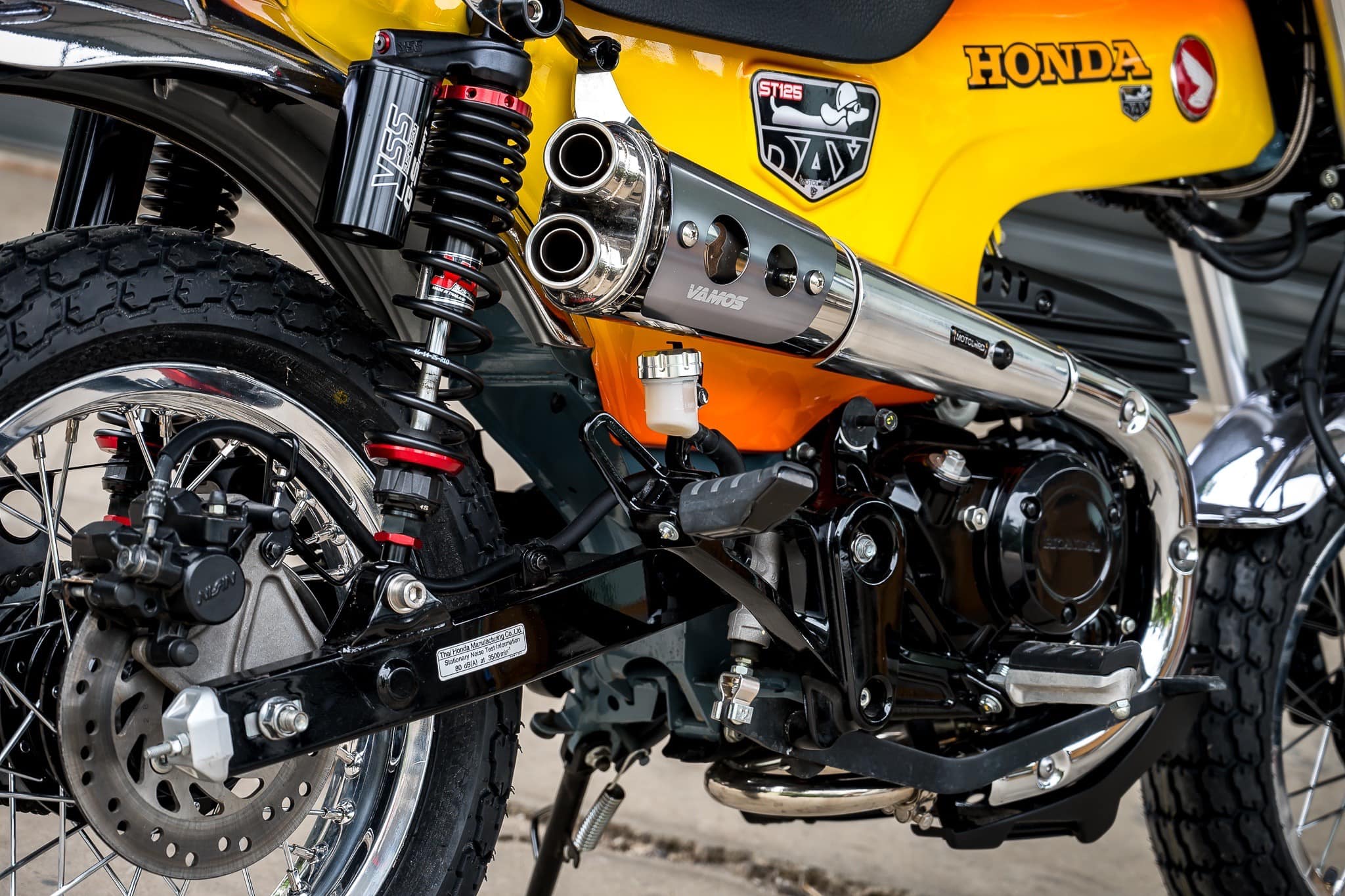 ท่อ DAX125 MotolordD x Vamos ตรงรุ่น เสียง นุ่ม ไพเราะ วัสดุน้ำหนักเบา ให้อัตตราเร่งที่ดี มาพร้อมอุปกรณ์ติดตั้งครบ ท่อมี มอก. ใช้งานได้สบายใจ ท่อ DAX125 VAMOS ราคา 8900 บาท