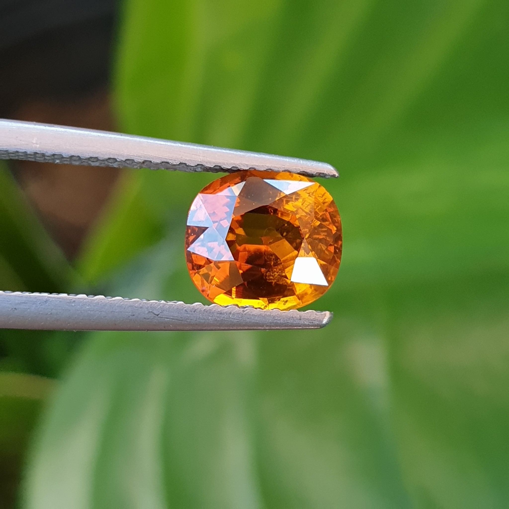 พลอยบุษราคัมบางกะจะ Yellow sapphire สีแม่โขงอมส้ม 2.05 กะรัต ทรงไข่กึ่งคุชชั่น
