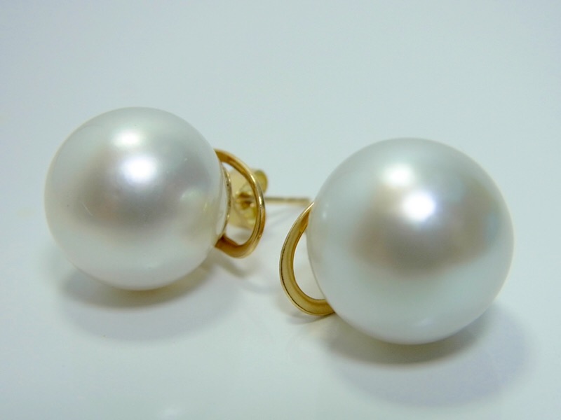 ต่างหูไข่มุกแท้ south sea ขนาด 13-14 มิล กลม สีขาวประกายบรอนเงิน แป้นและก้าน 18k AA++