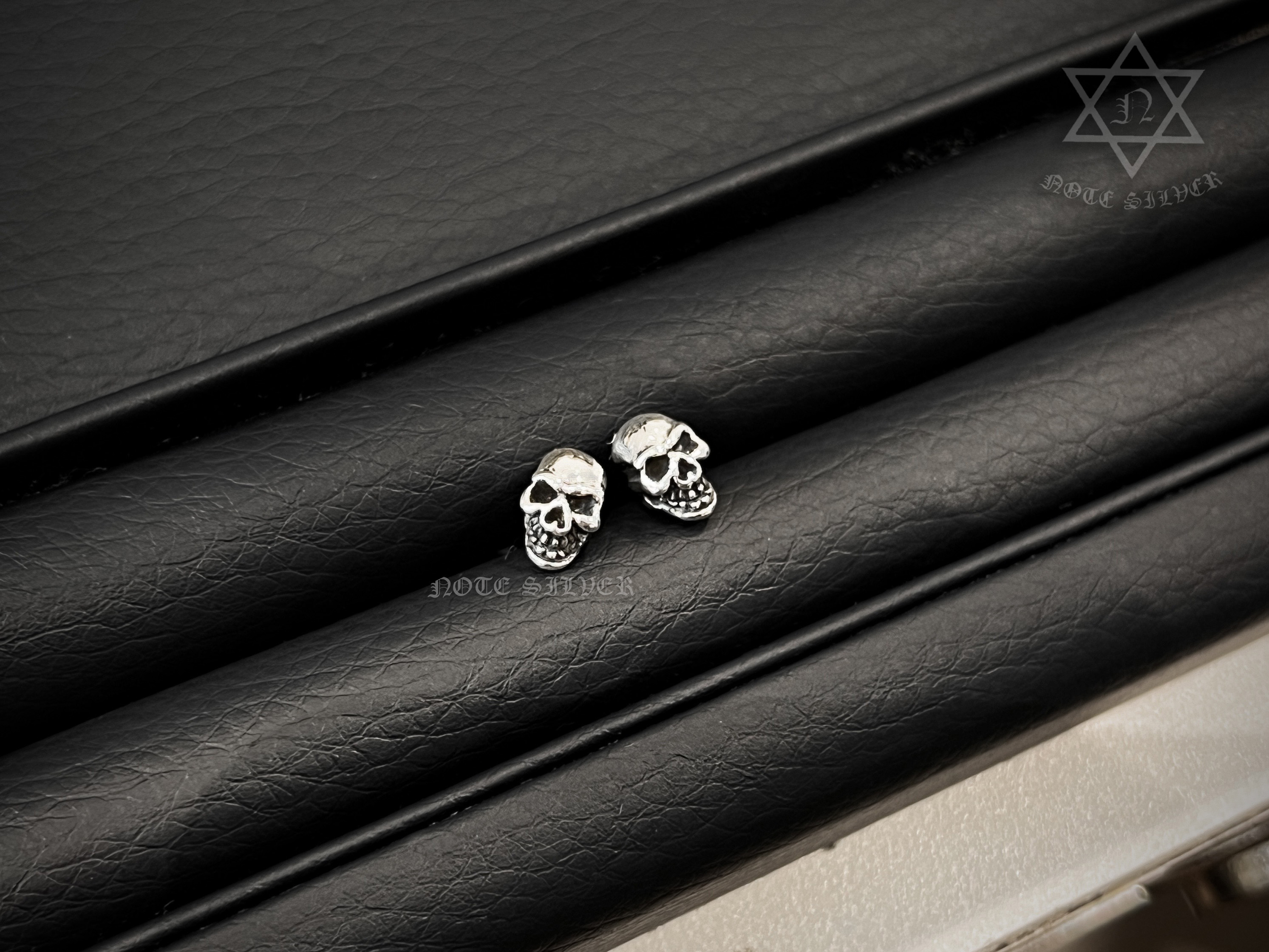 ต่างหูกะโหลกเงินแท้แบบรมดำเท่ๆSkulls Sterling Silver 925 NSER3362