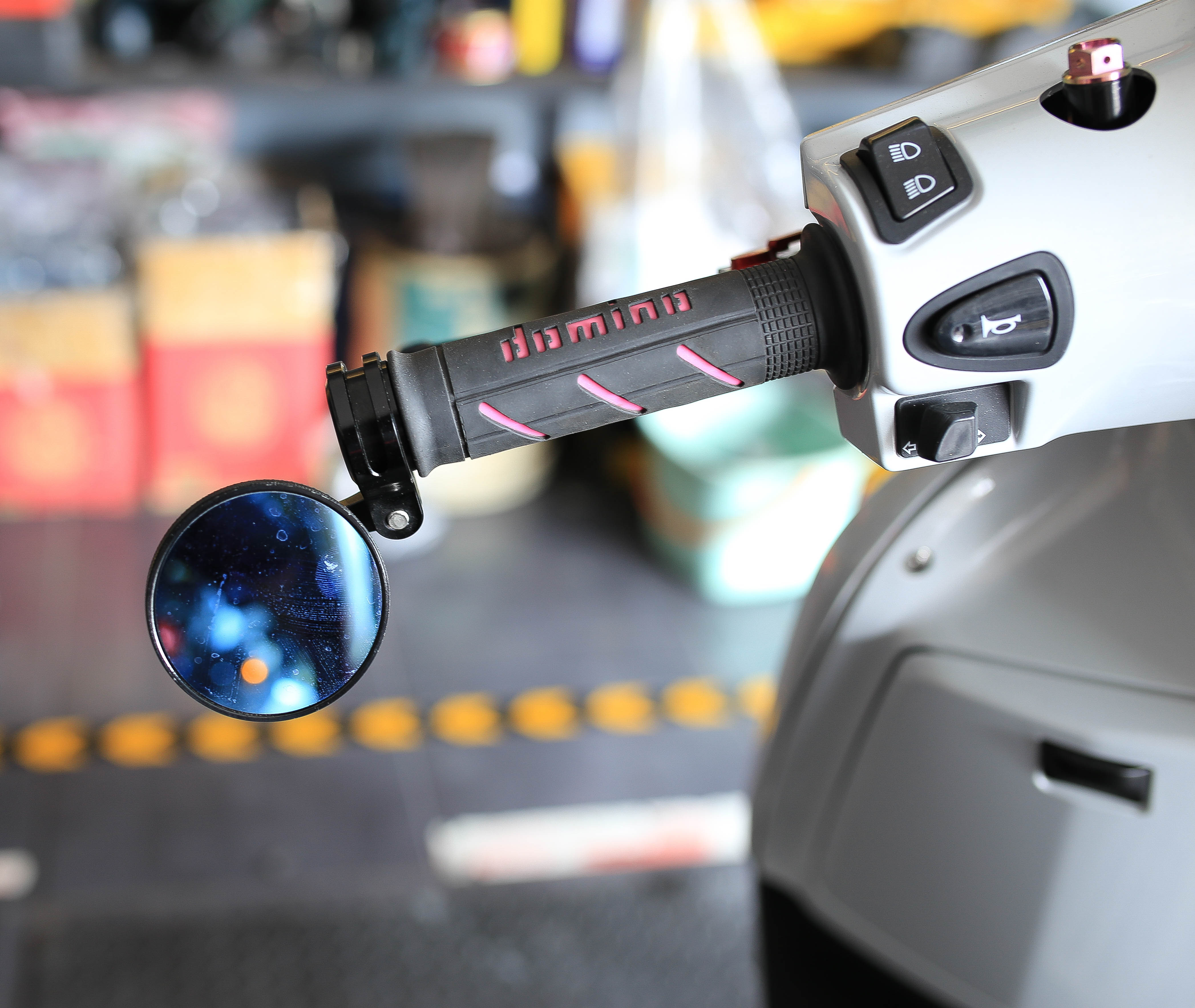 กระจกปลายแฮนด์ ทรงกลม งาน อลูมิเนียม CNC เลนส์กระจกตัดแสงสีฟ้า ใส่ตรงรุ่น giorno และ Click 160 กลึง กลึงเบ้าปลายแฮนด์ให้เรียบร้อยแล้วใส่ได้เลยตรงรุ่น ไม่ต้องตัดแฮนด์