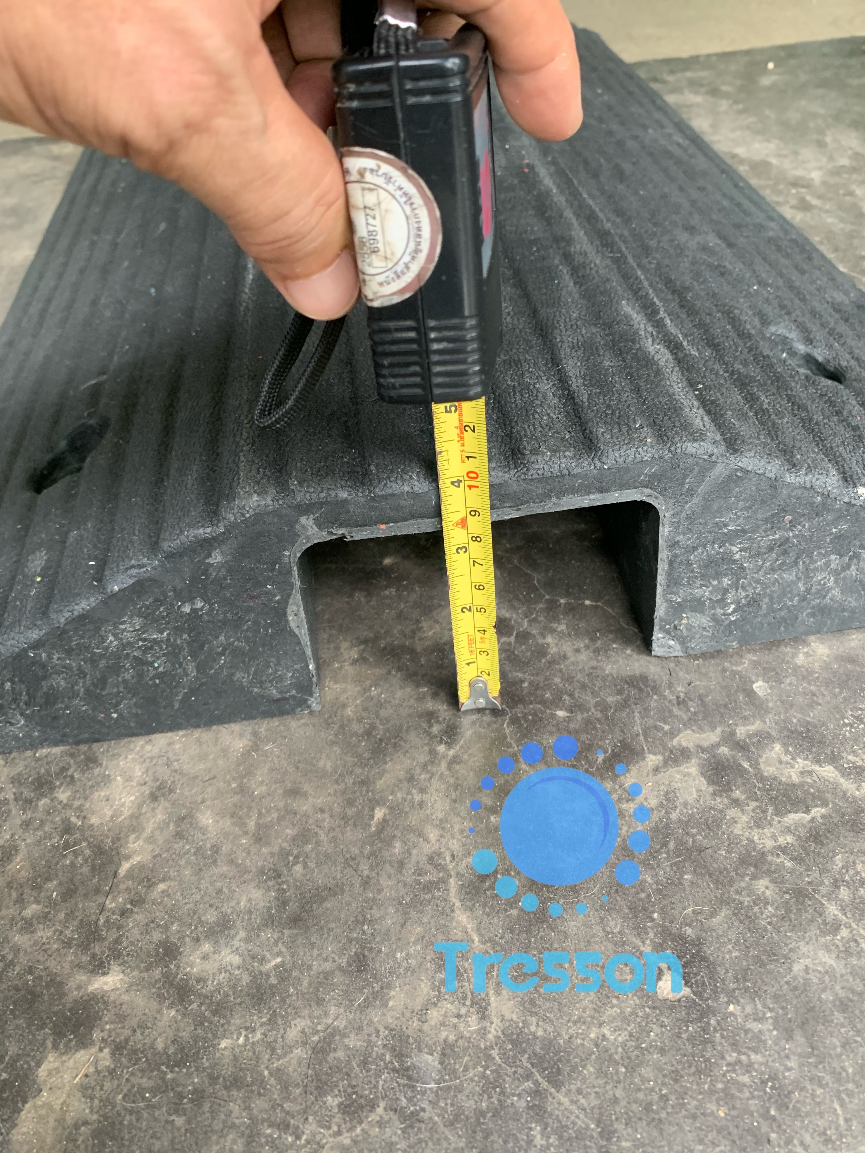 ทางลาดยางครอบท่อ ครอบสายไฟ ข้ามธรณีประตู สูง 10ซม. กว้าง 50ซม. ยาว 80 ซม.(ด้าน) นน.14kg.ขนาดช่อง 12x8cm รับนน.สูงสุด1ตัน.- Rubber Wire Cover Ramp 10x50x80 cm 7 kg สำเนา